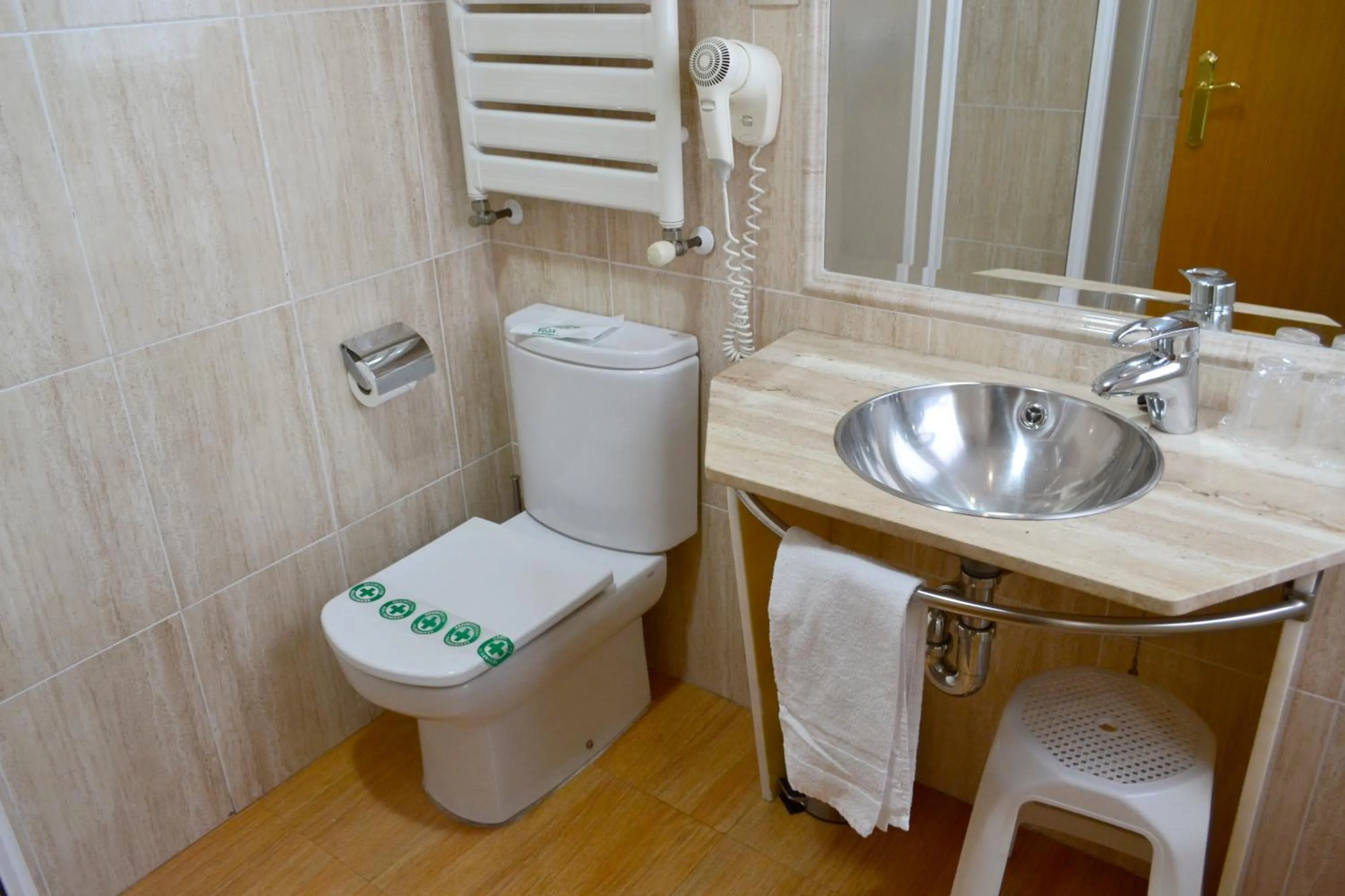 Toilet in Hotel Alda Centro Oviedo