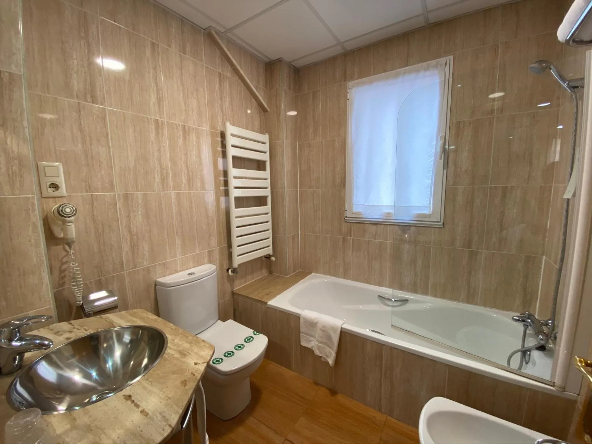 Toilet in Hotel Alda Centro Oviedo