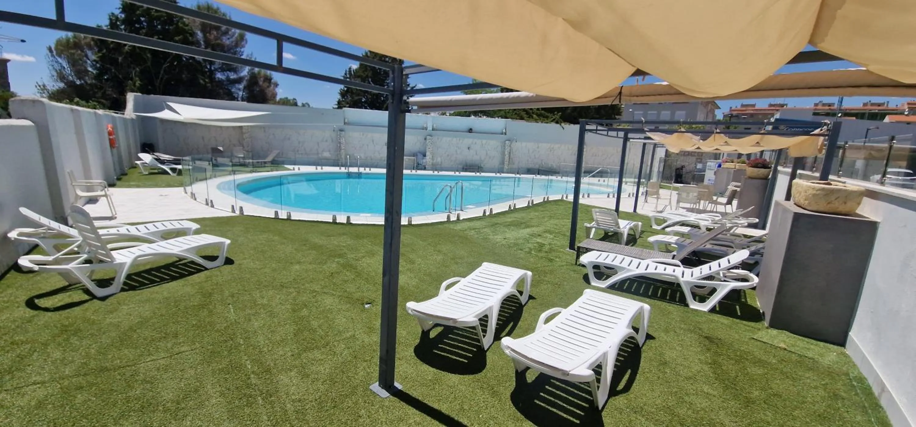 Swimming pool in Hotel Bardo Recoletos Coco