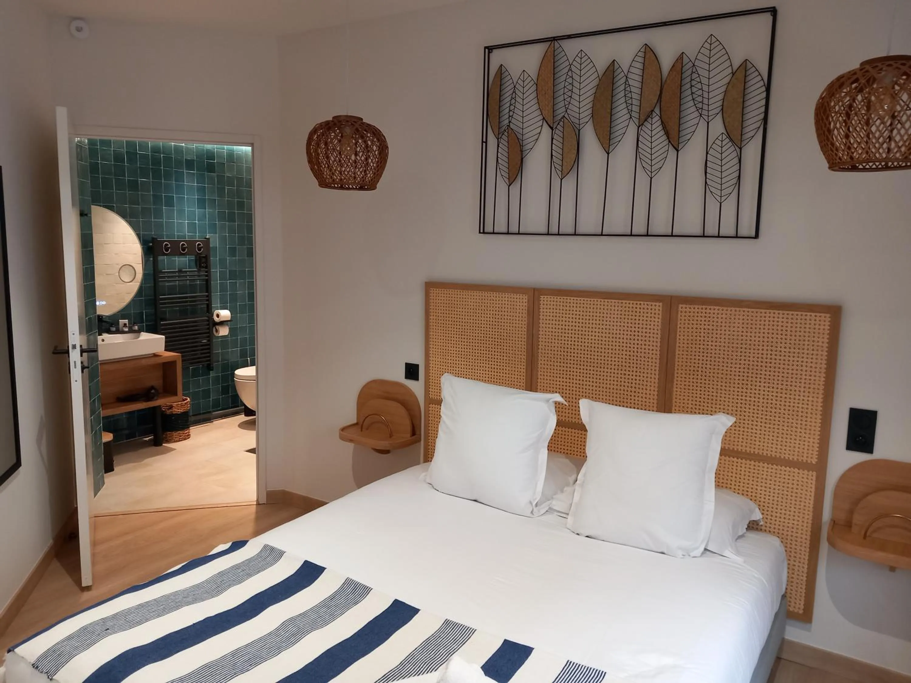 Photo of the whole room, Bed in Intense Boutik-Hôtel