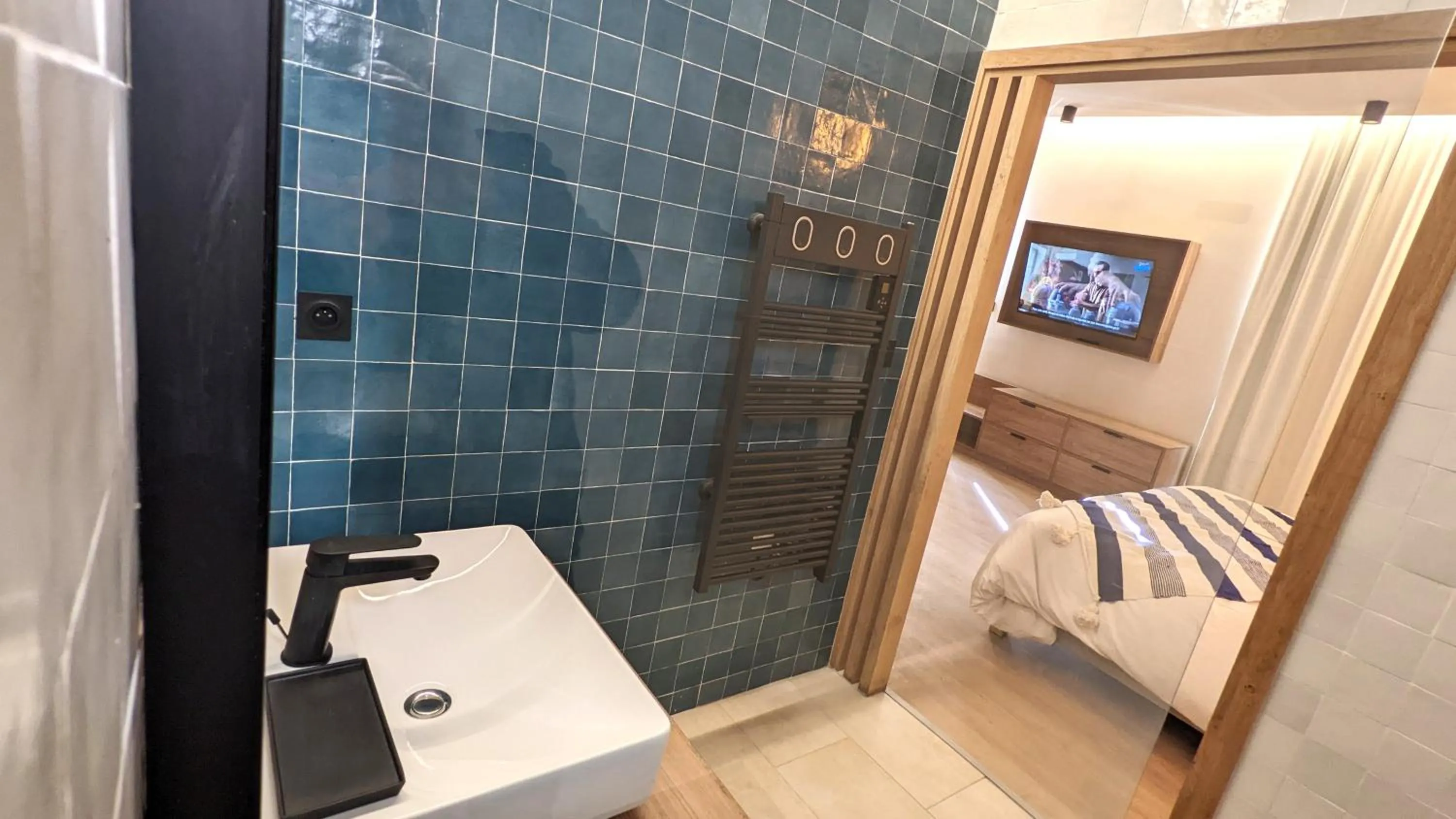 Shower, Bed in Intense Boutik-Hôtel