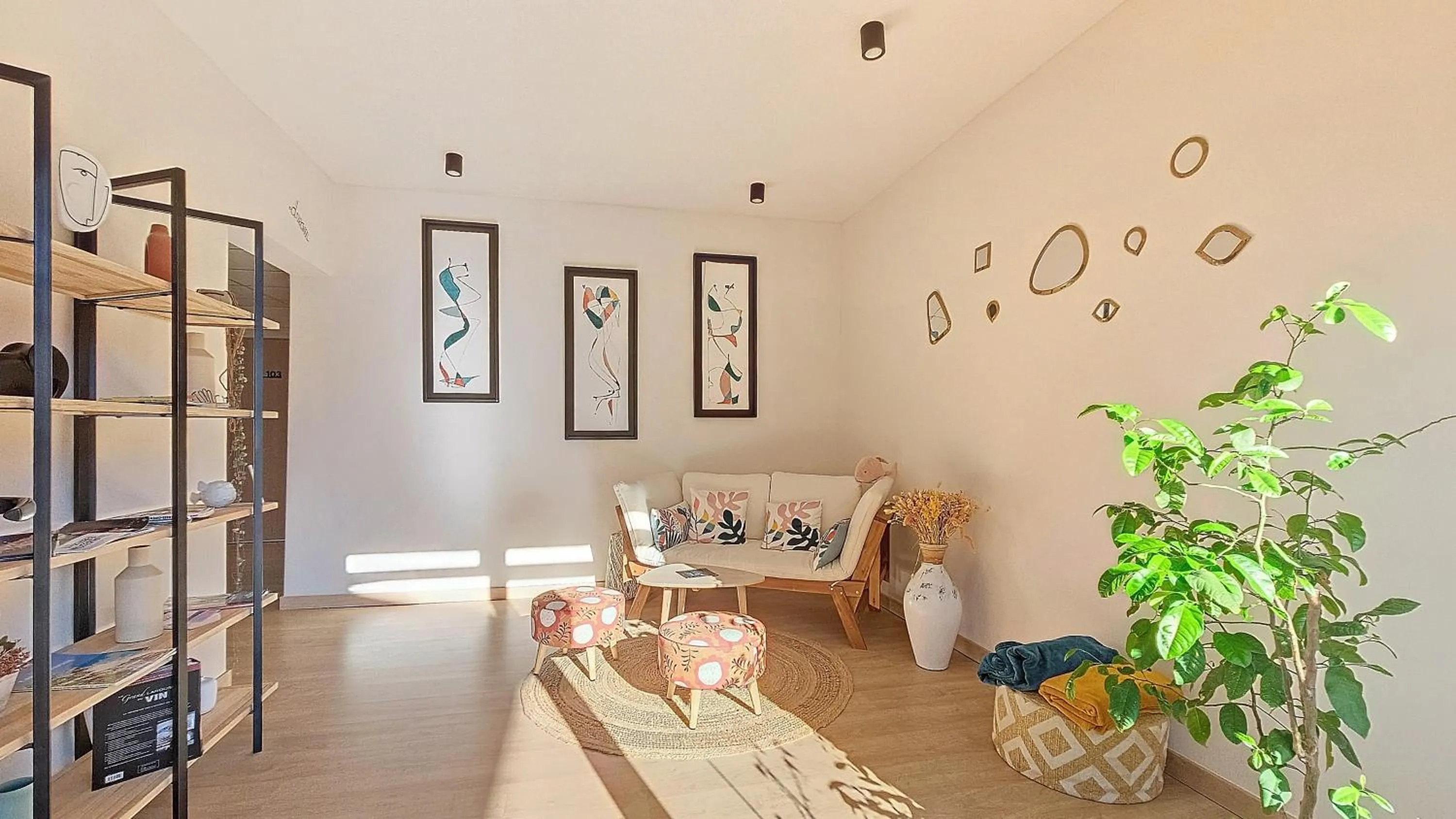 Library in Intense Boutik-Hôtel