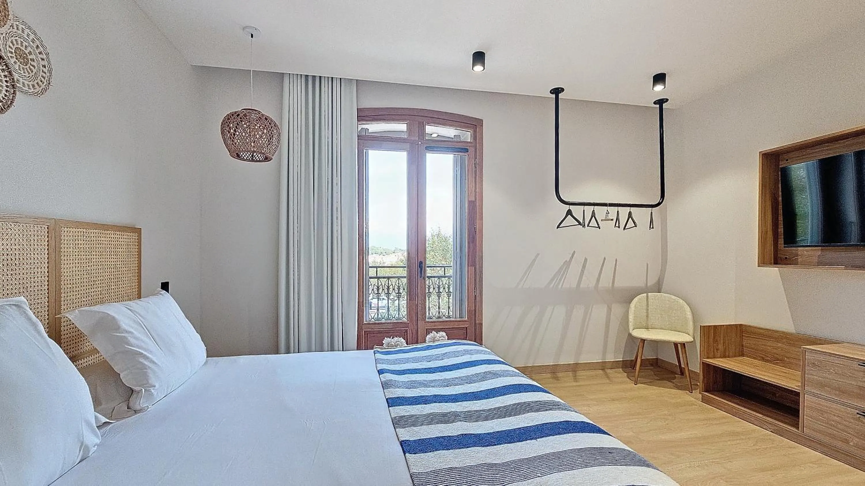 Photo of the whole room, Bed in Intense Boutik-Hôtel