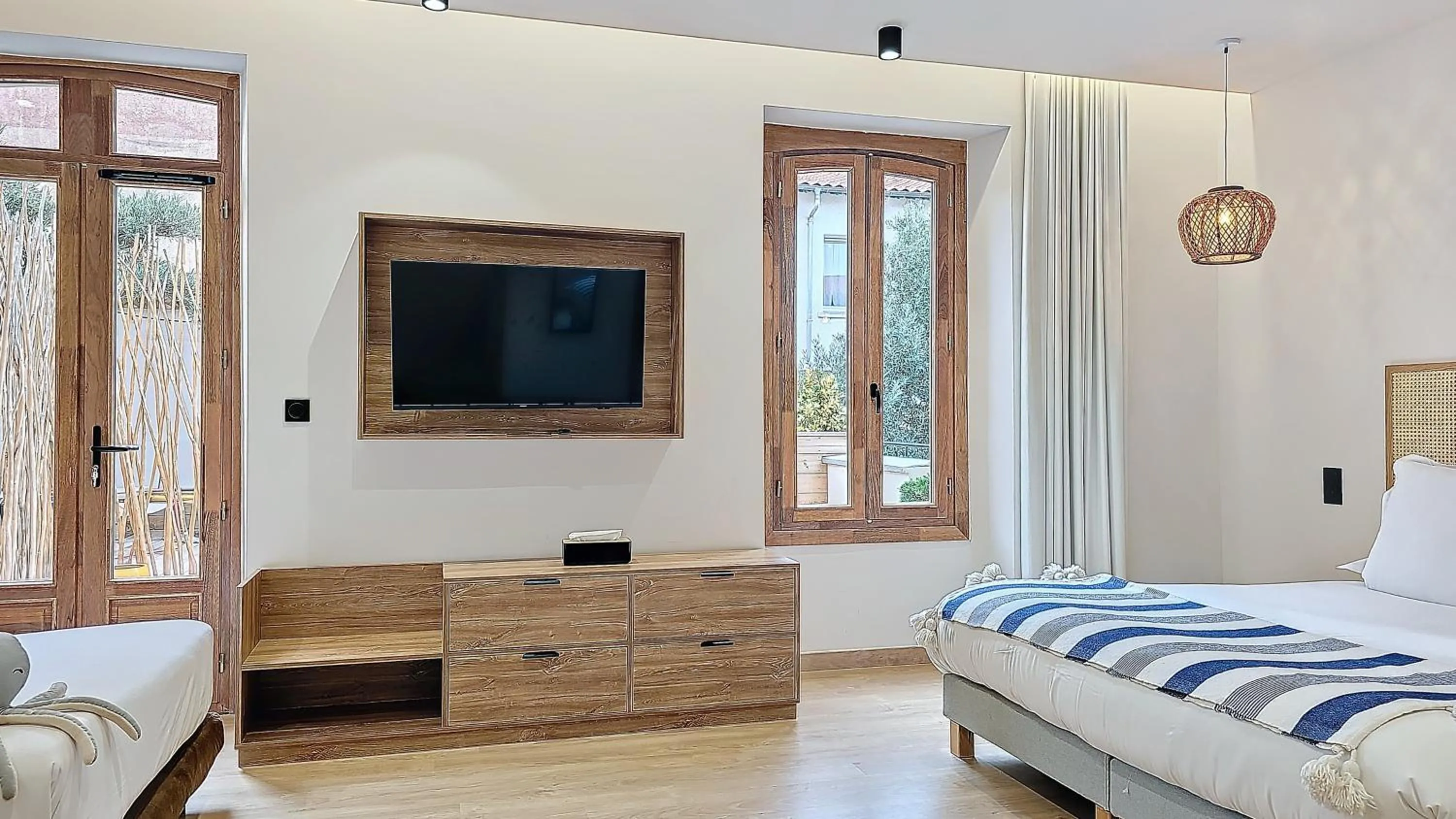 Photo of the whole room, Bed in Intense Boutik-Hôtel