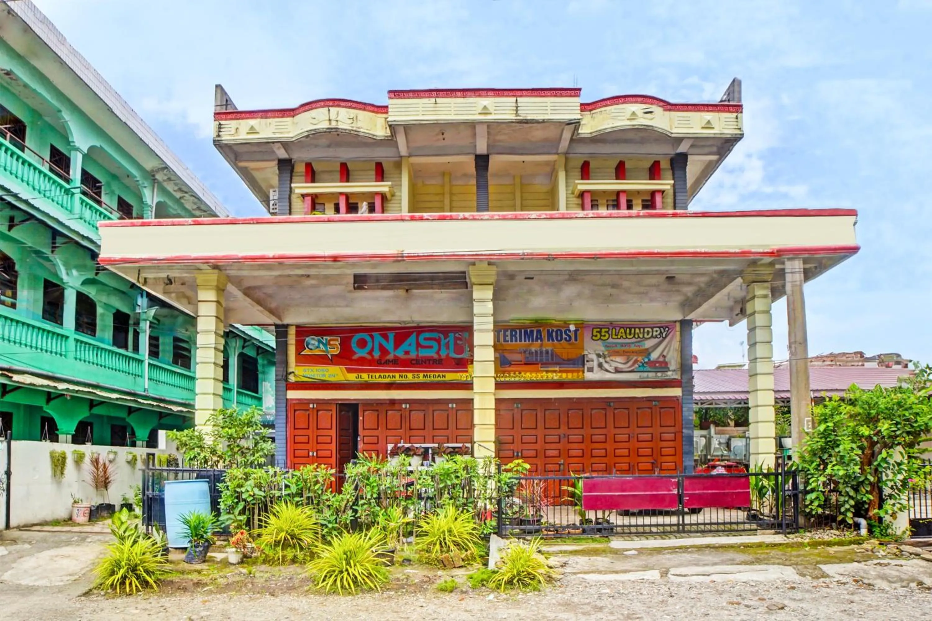 Facade/entrance in Hotel O Onasis Syariah Inn
