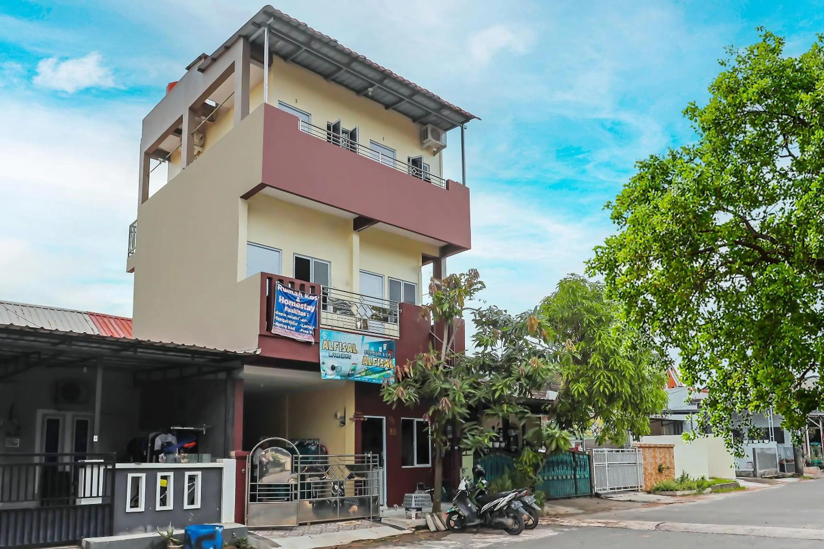 Facade/entrance in OYO 91974 Alfisal Syariah