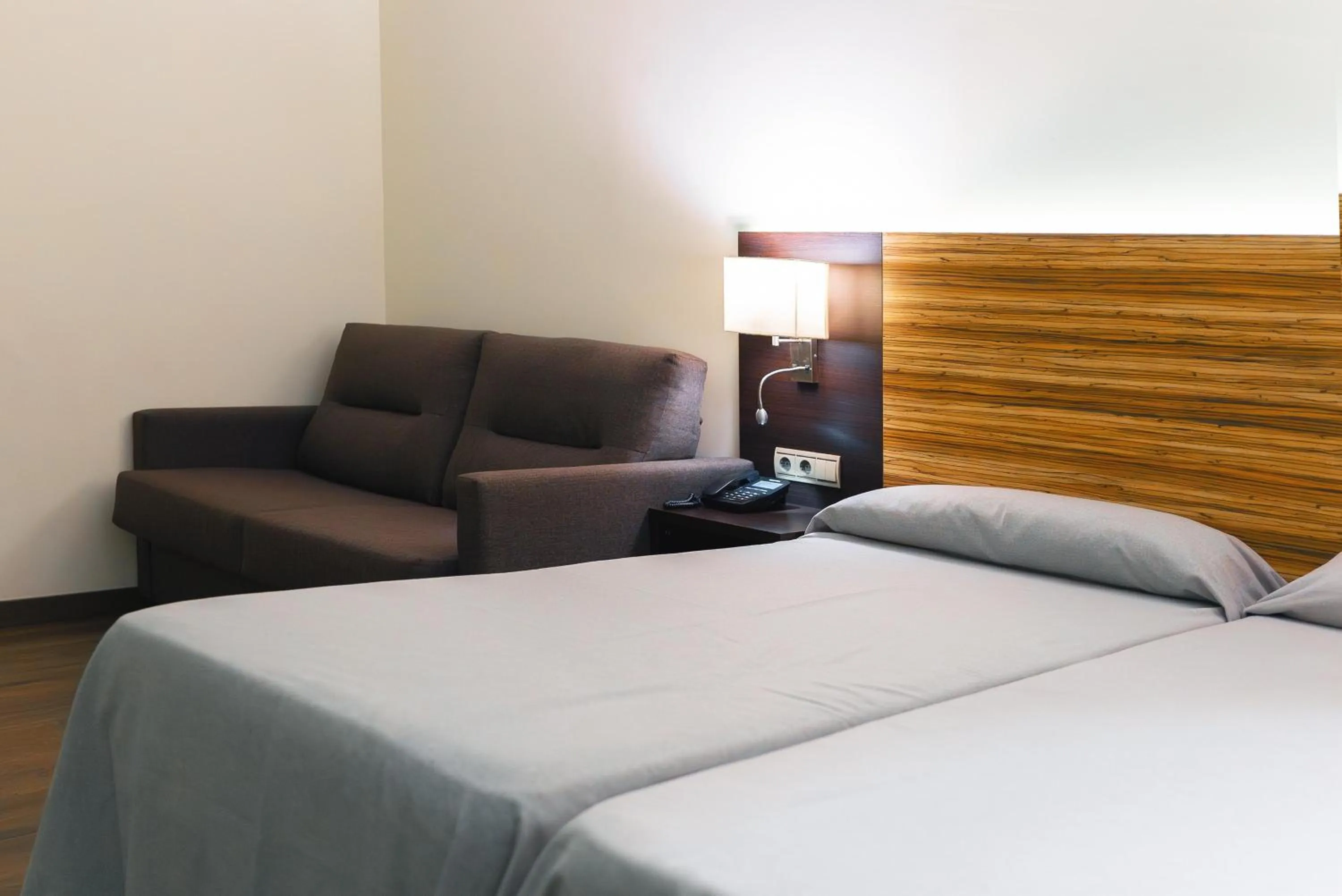 Photo of the whole room, Bed in Port Elche