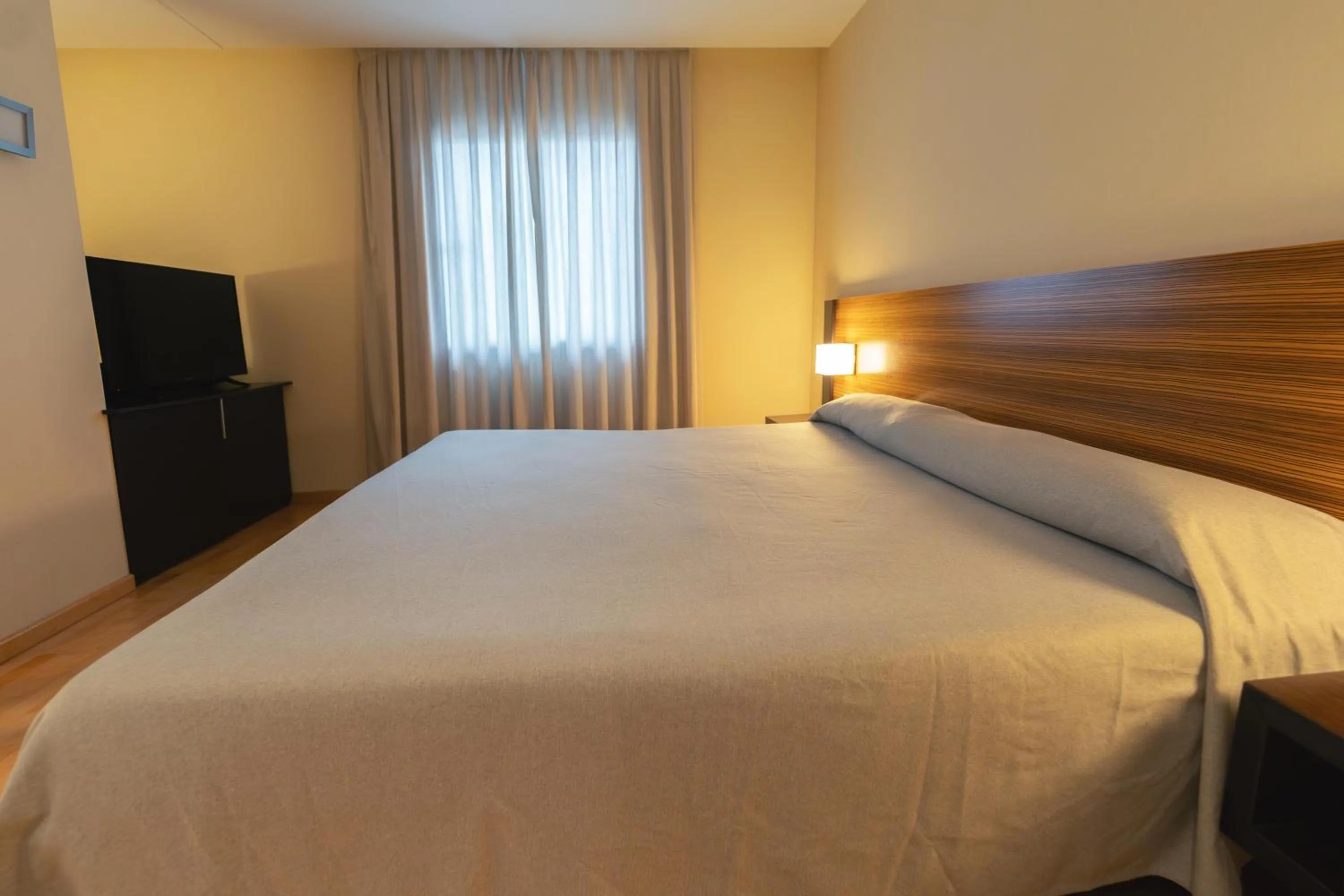 Photo of the whole room, Bed in Port Elche