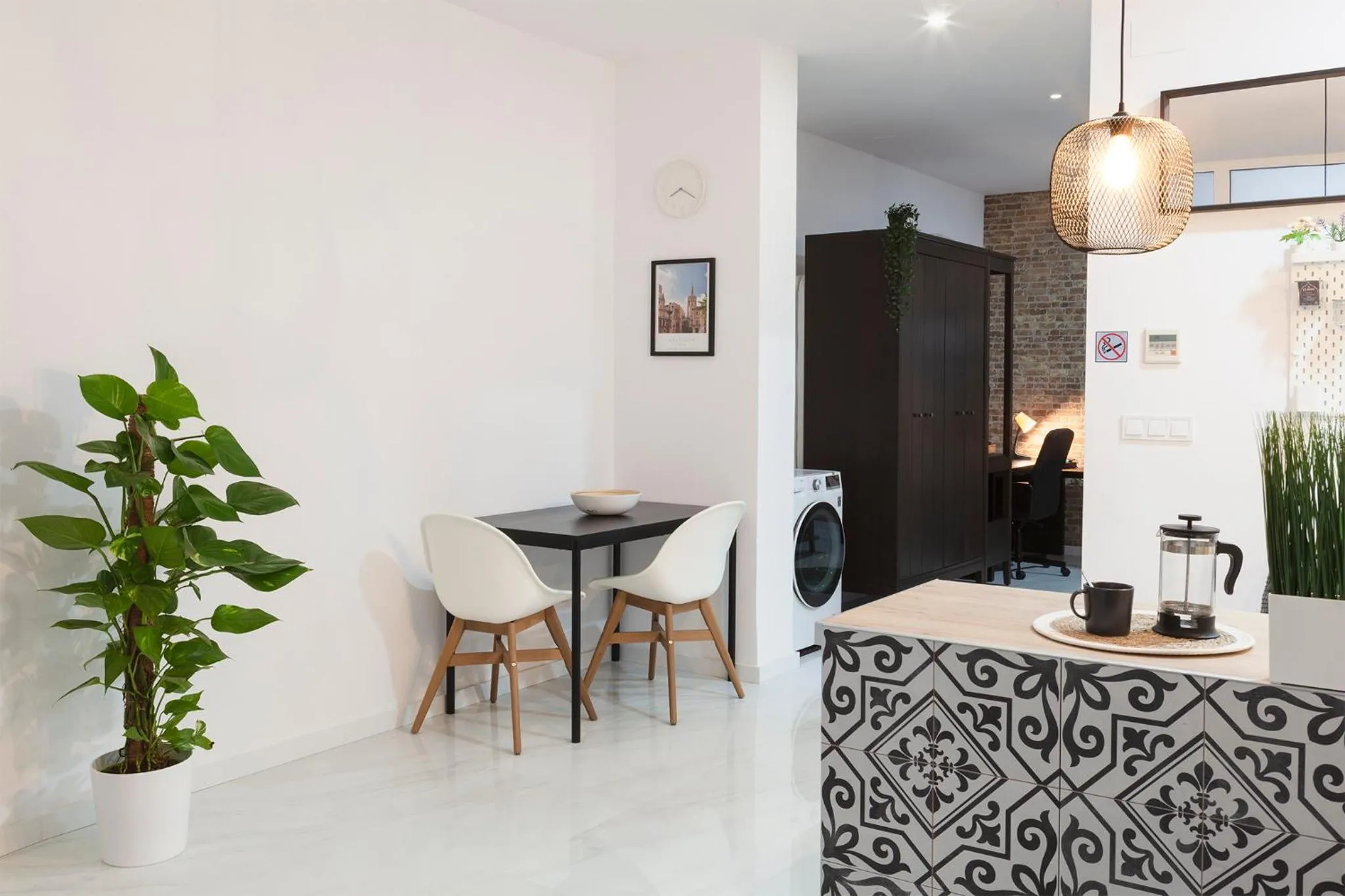 Artistic Digital Retreat-Great Location Near Metro