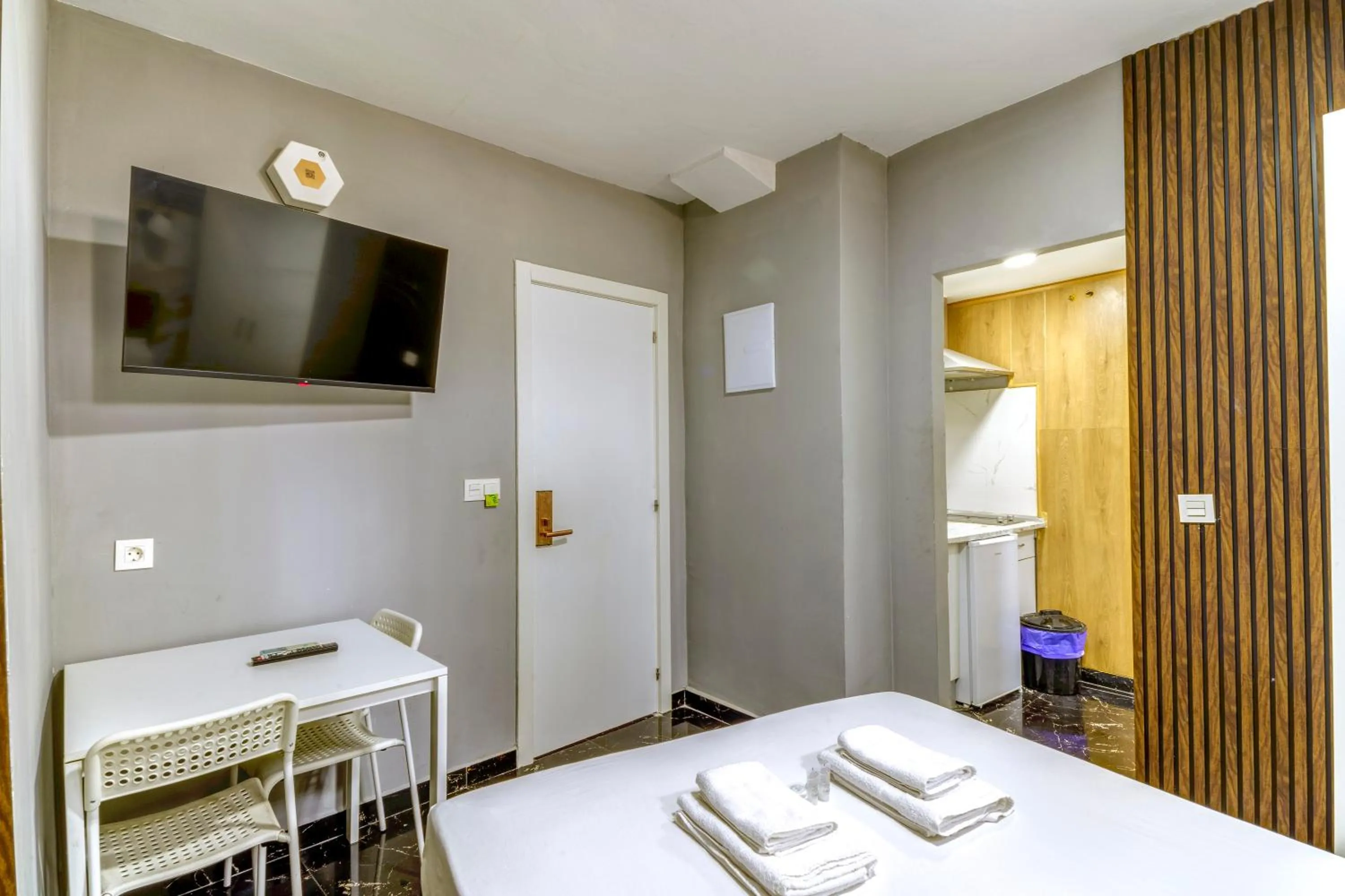 Communal lounge/ TV room, Bed in SL Marbella