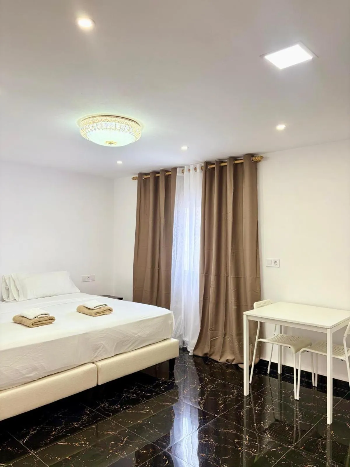 Photo of the whole room, Bed in SL Marbella