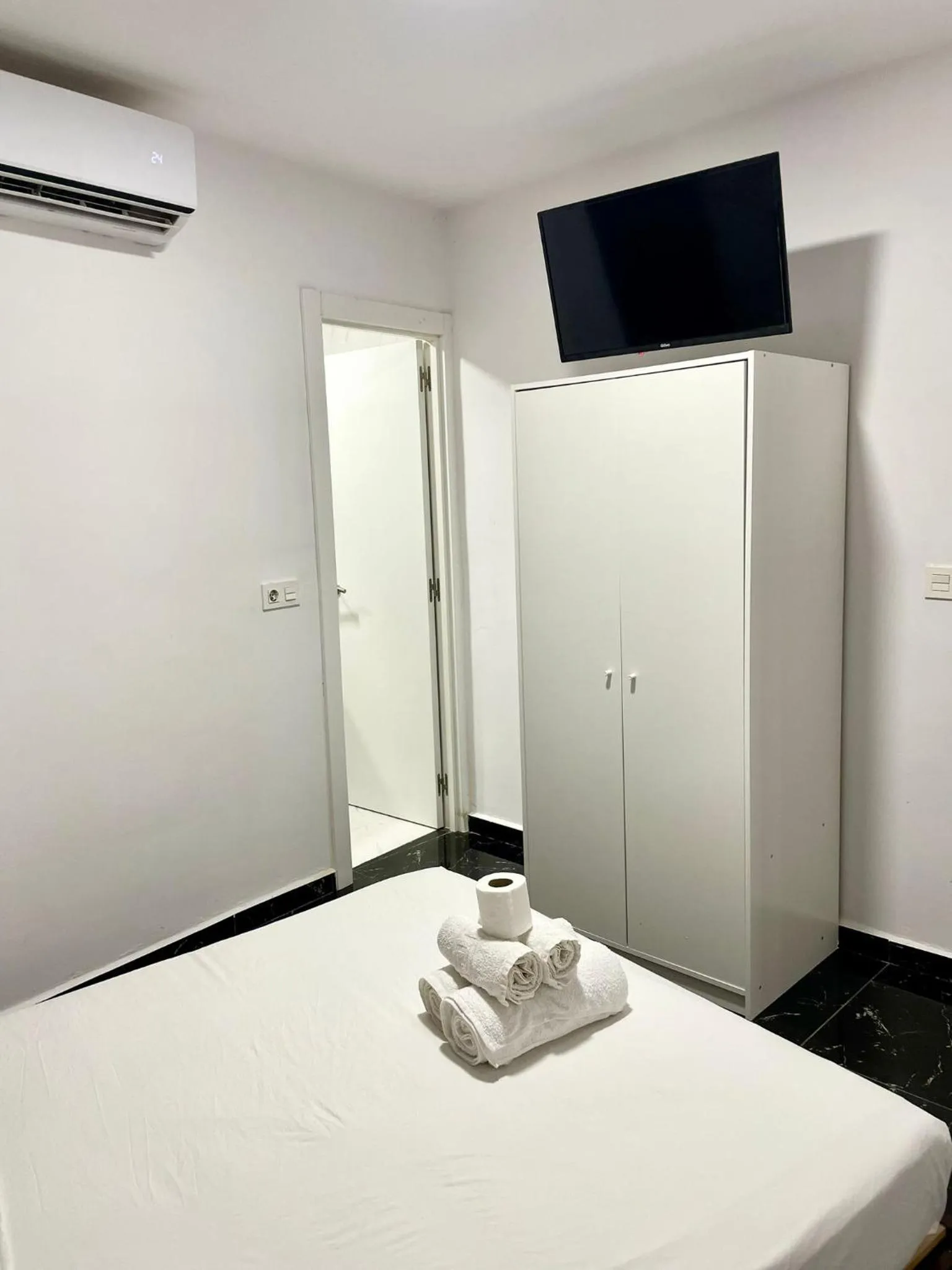 Photo of the whole room, Bed in SL Marbella