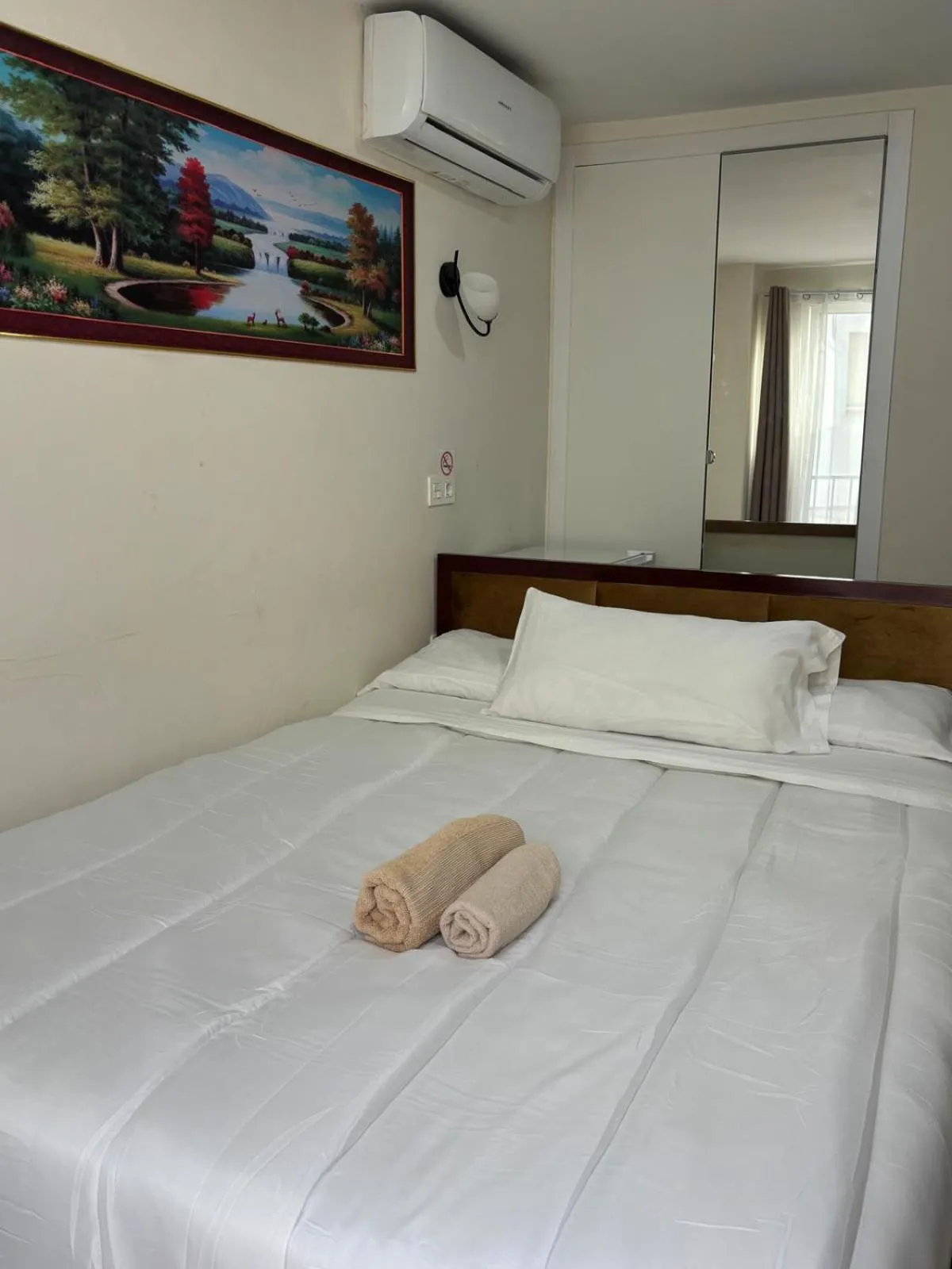 Photo of the whole room, Bed in SL Marbella