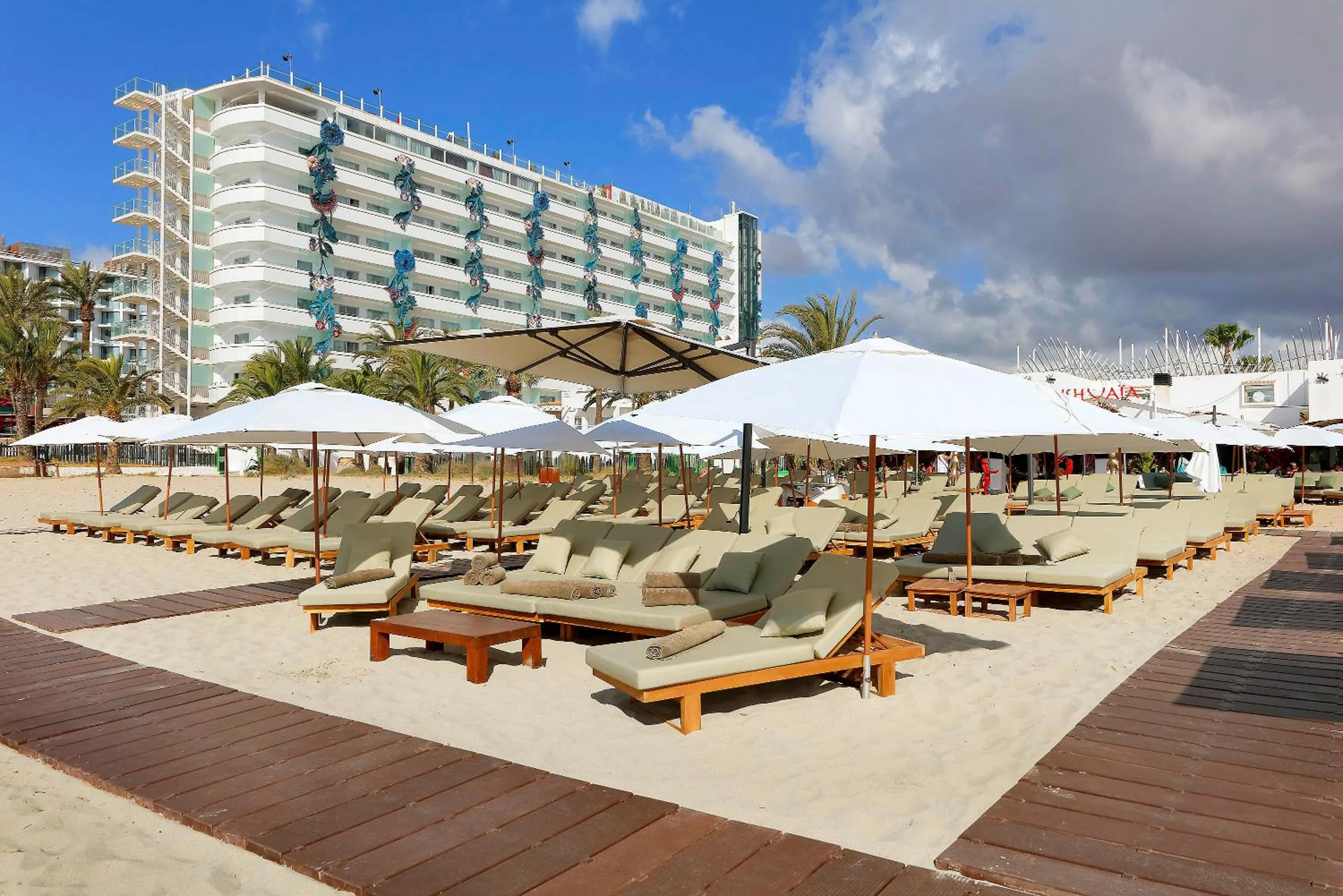 Restaurant/places to eat in The Unexpected Ibiza Hotel - Ushuaïa Club entrance included