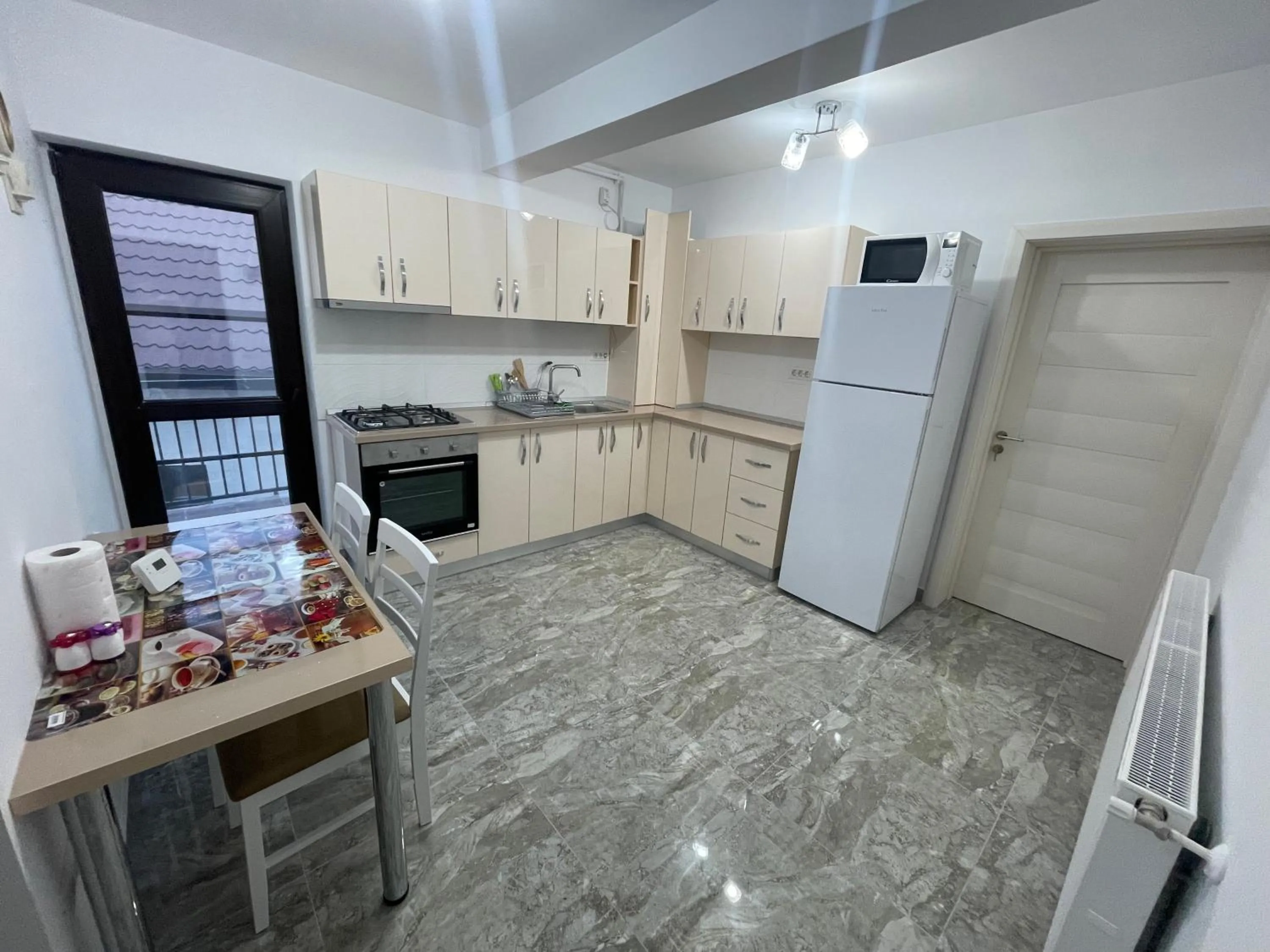 Kitchen or kitchenette in Pensiunea Giulia