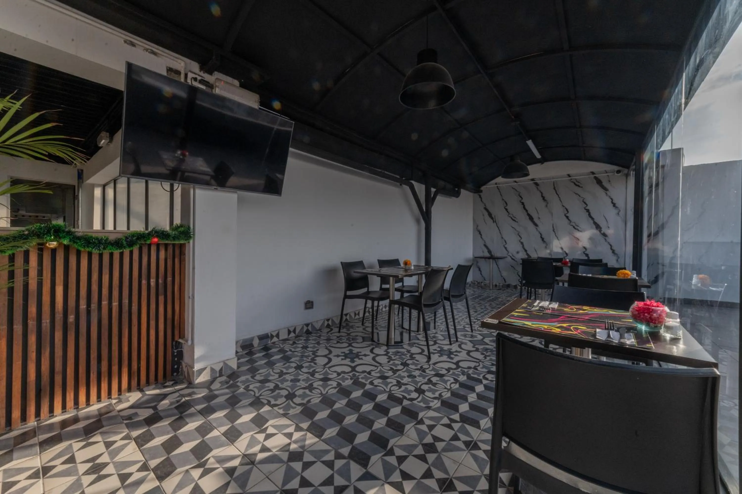 Restaurant/places to eat in Bon 17 Hotel By SHG