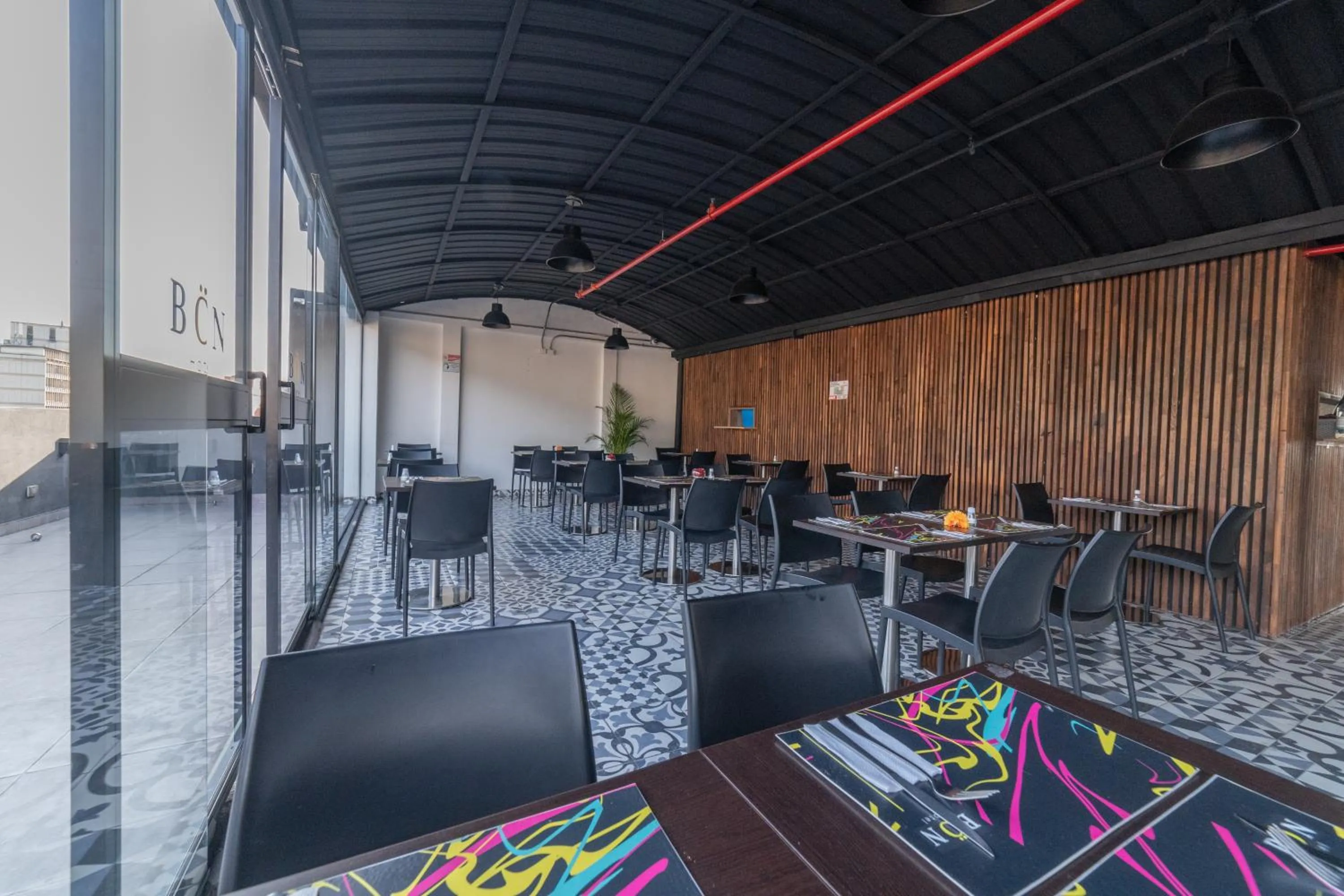 Restaurant/places to eat in Bon 17 Hotel By SHG