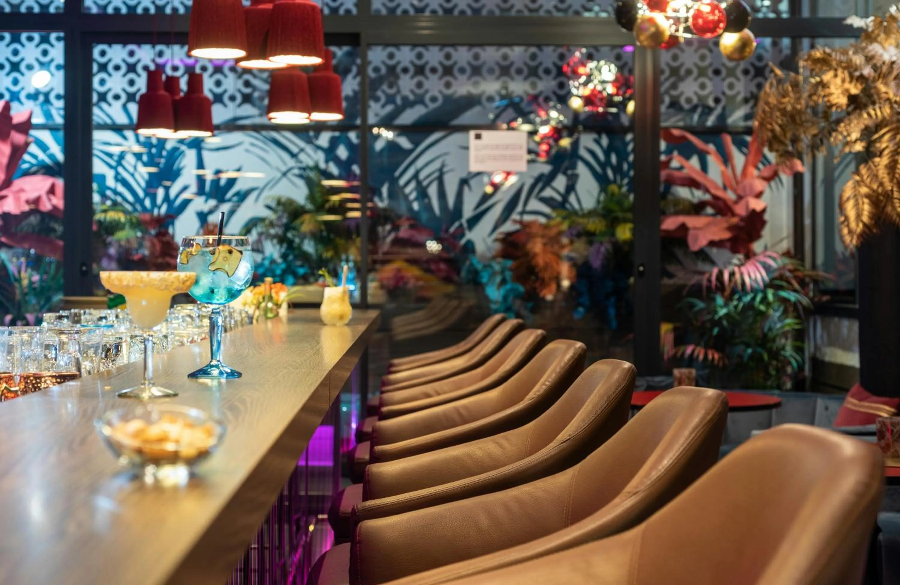 Lounge or bar in NYX Hotel Madrid by Leonardo Hotels