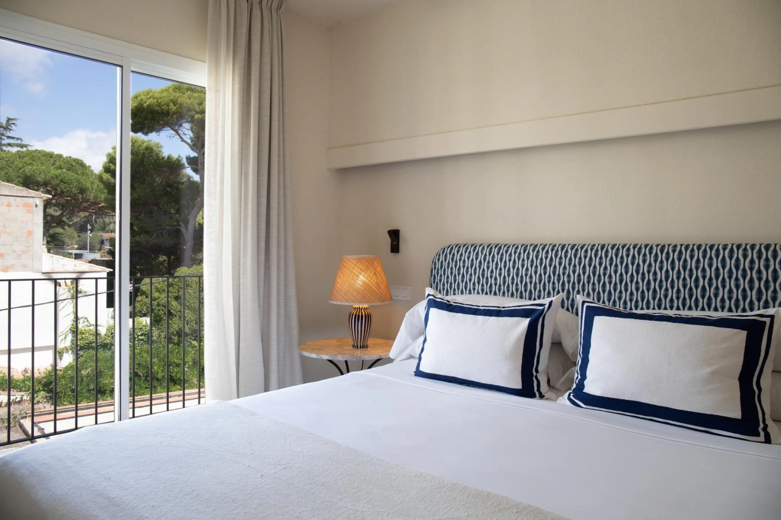 Bedroom, Bed in Hotel Isabella's Llafranc