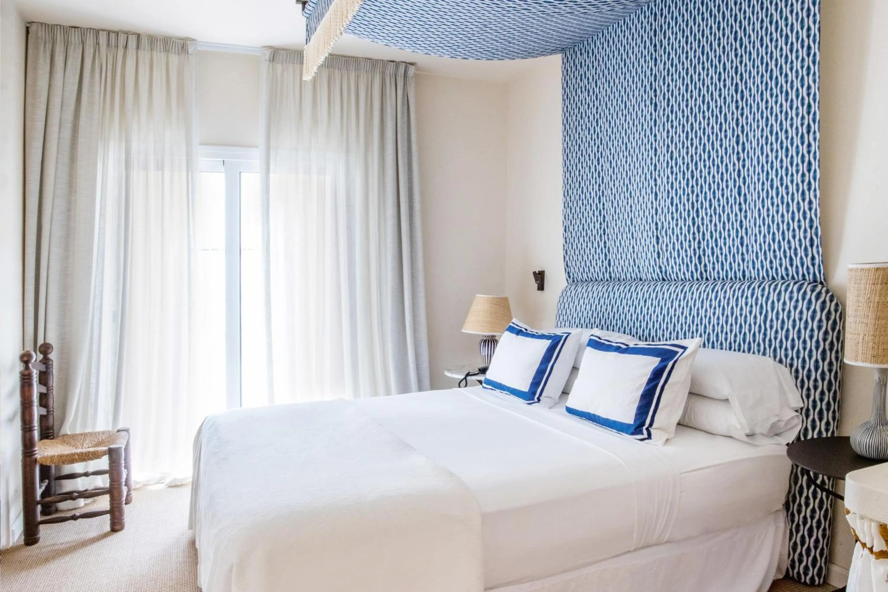 Bedroom, Bed in Hotel Isabella's Llafranc