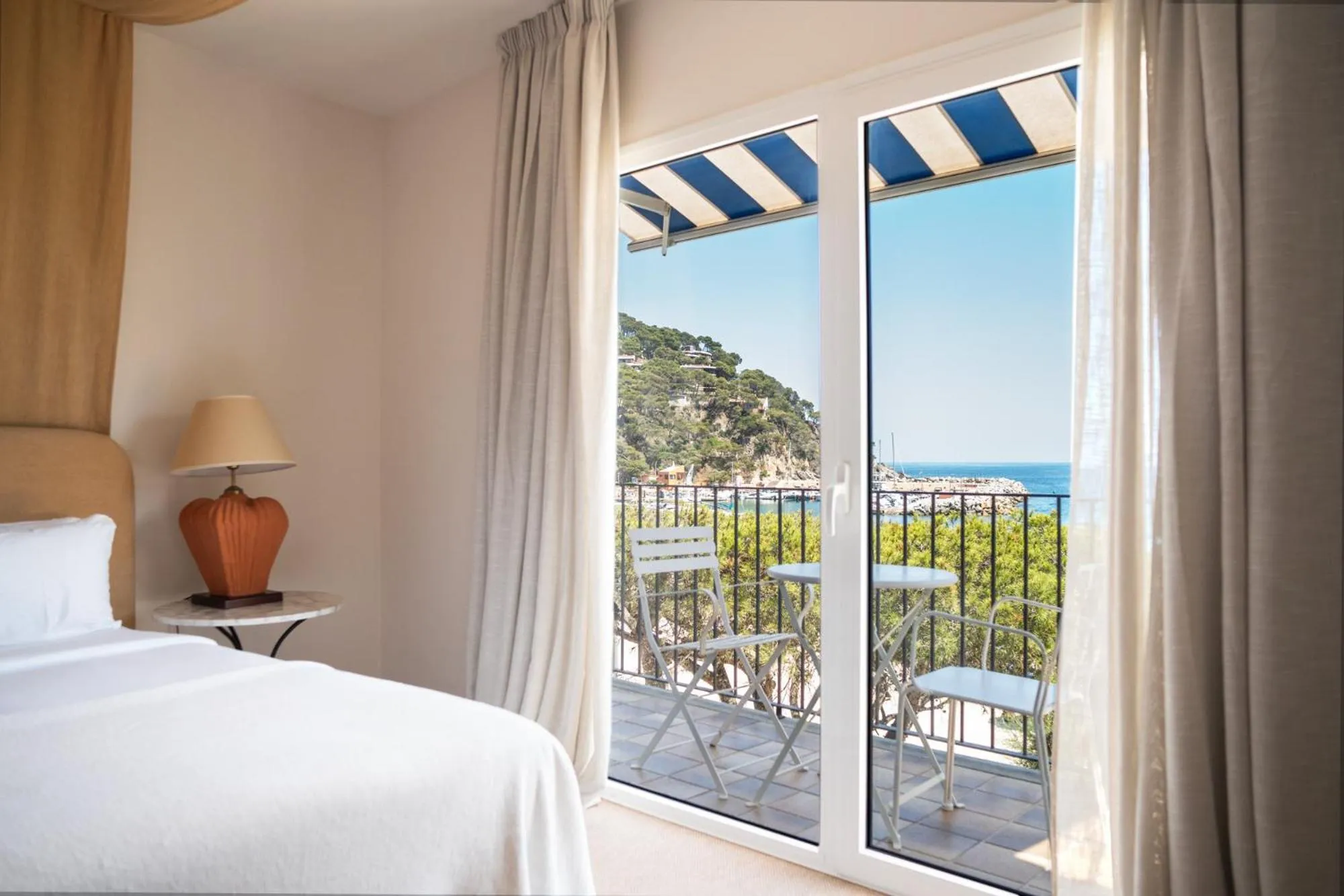 Balcony/Terrace, Bed in Hotel Isabella's Llafranc