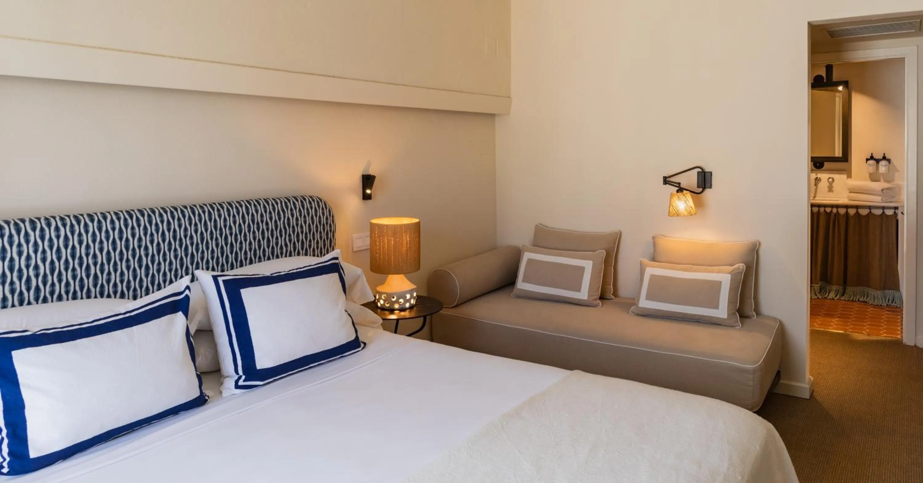 Bedroom, Bed in Hotel Isabella's Llafranc