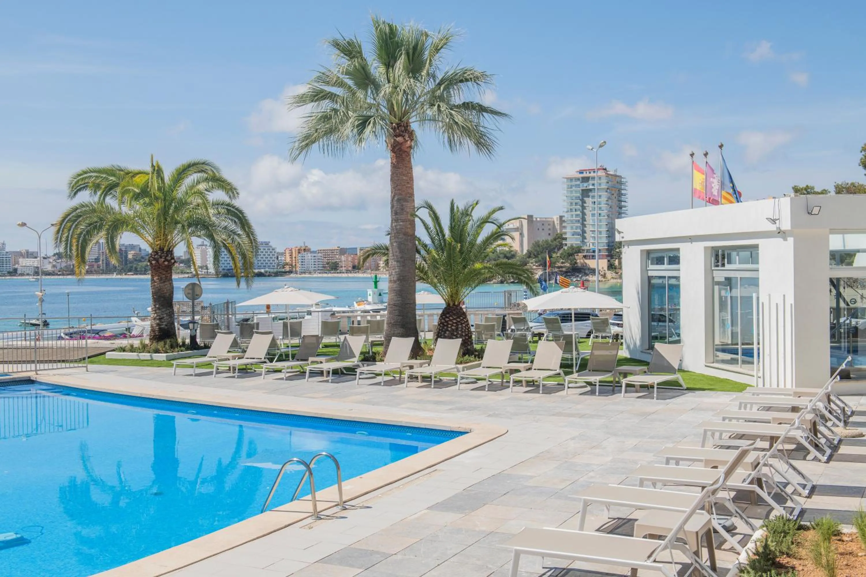 Pool view in Suites ROC Portonova