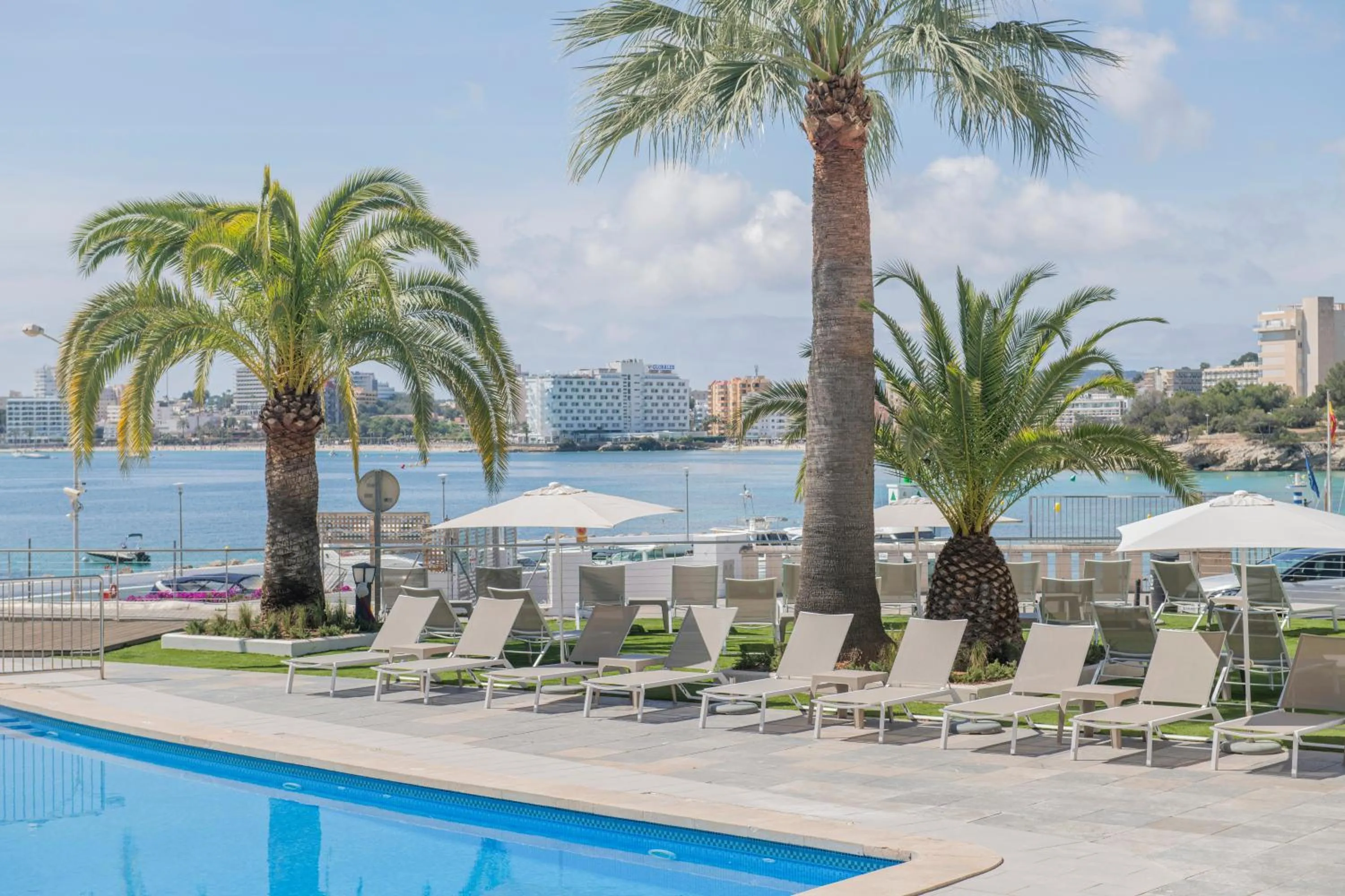 Pool view in Suites ROC Portonova