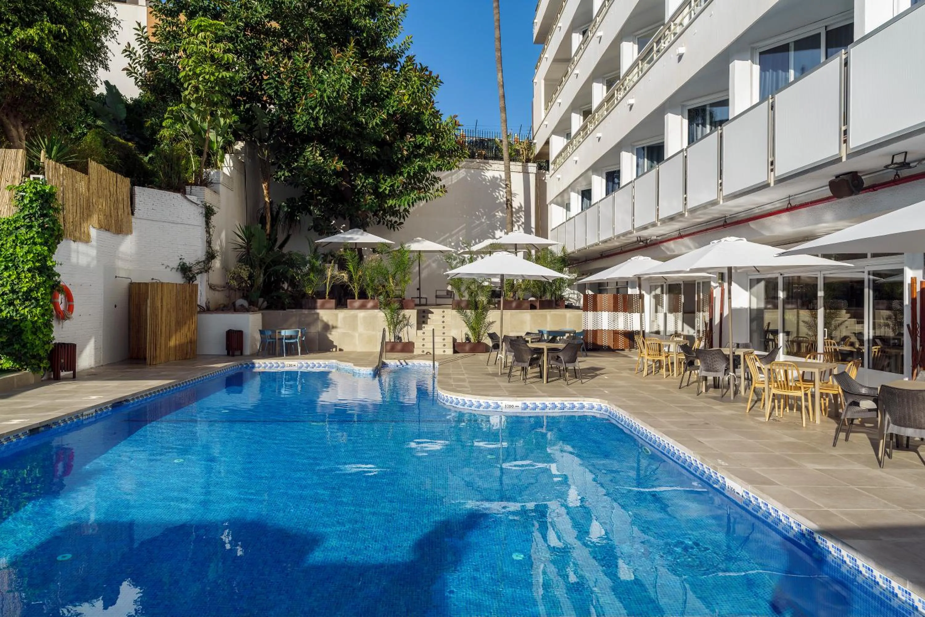 Swimming pool in Hotel Costa Málaga - Adults Recommended - by Pierre & Vacances