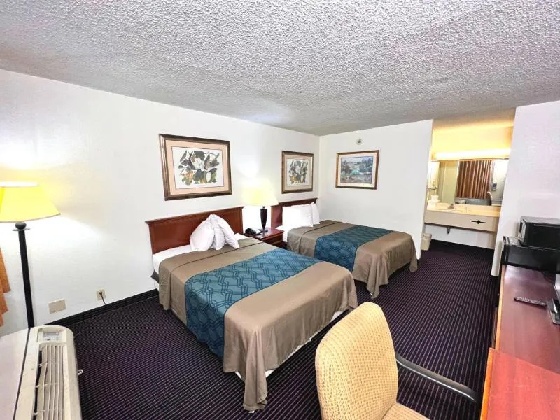 Photo of the whole room, Bed in Heritage Inn and Suites