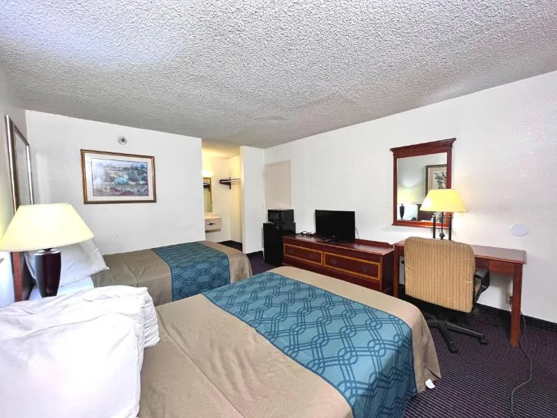Photo of the whole room, Bed in Heritage Inn and Suites