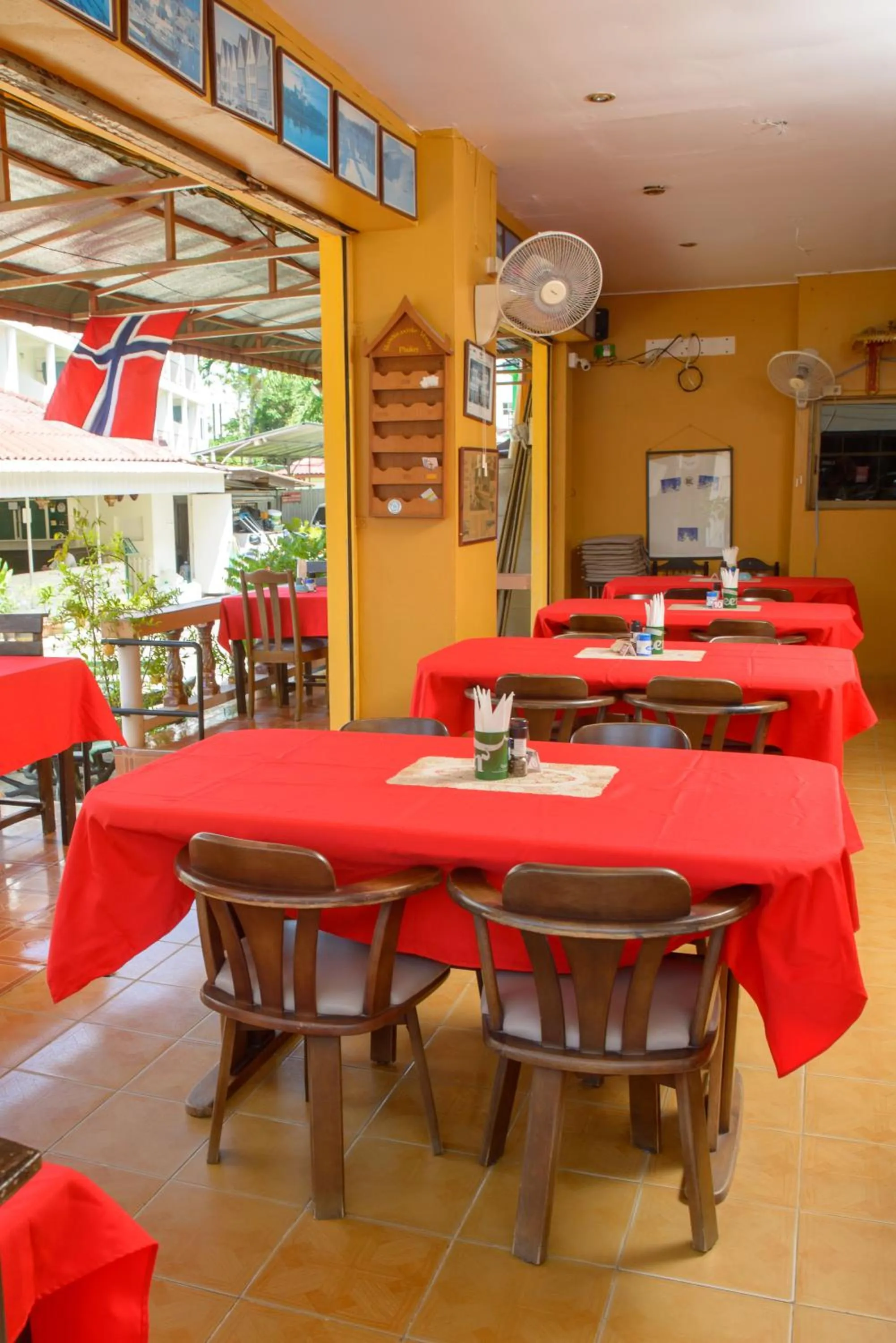 Restaurant/places to eat in 2 Vikings Guesthouse