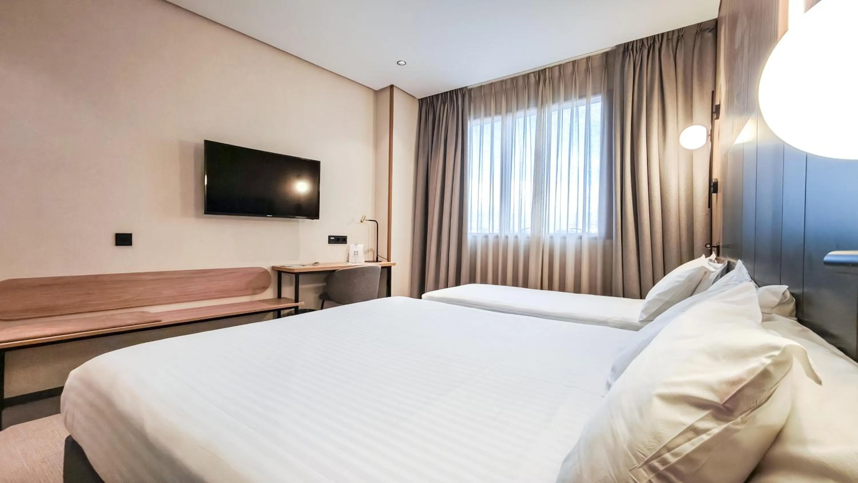 Photo of the whole room, Bed in Silken Ciudad Gijón