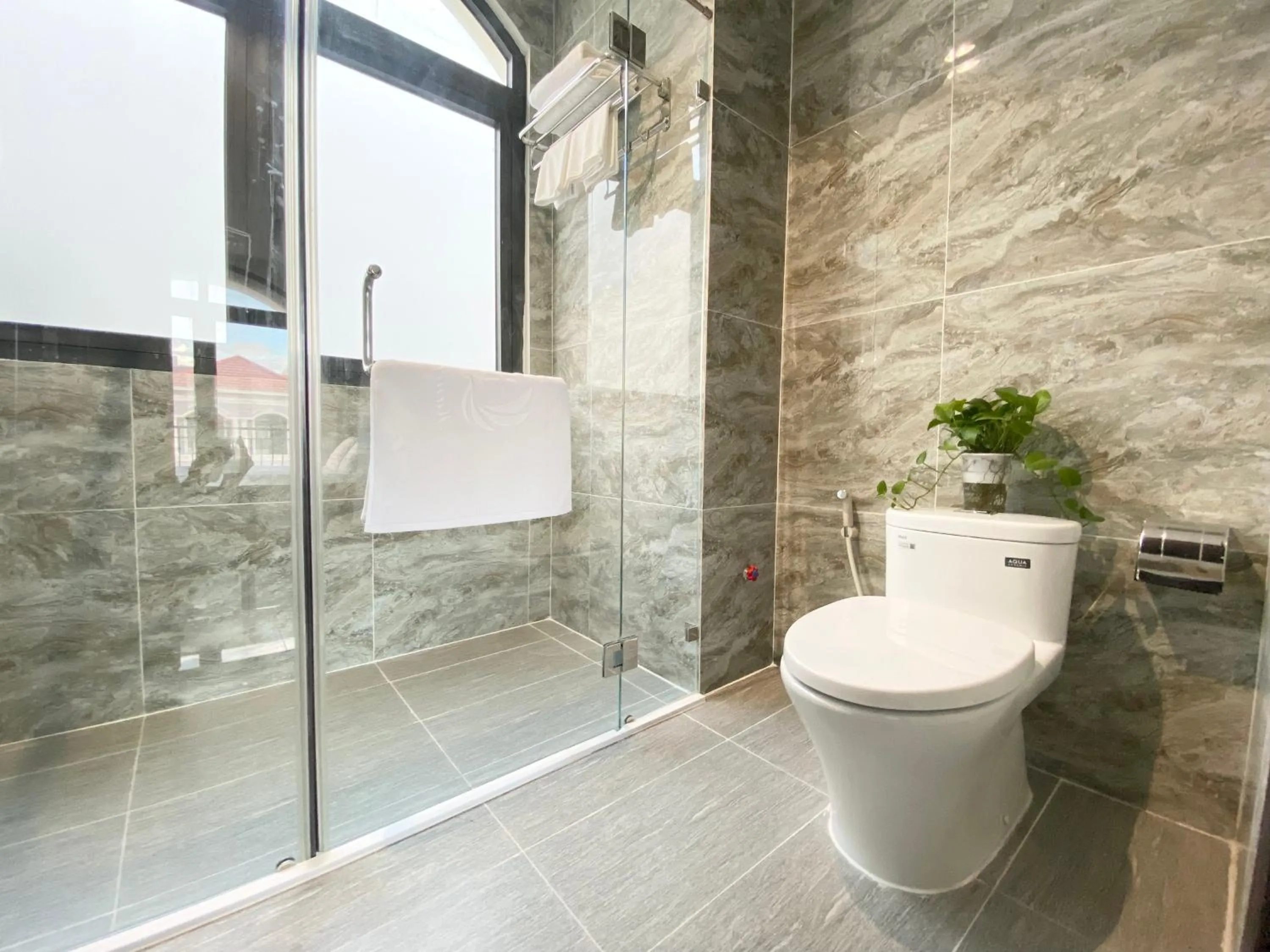 Shower in Elpis Hotel Phu Quoc