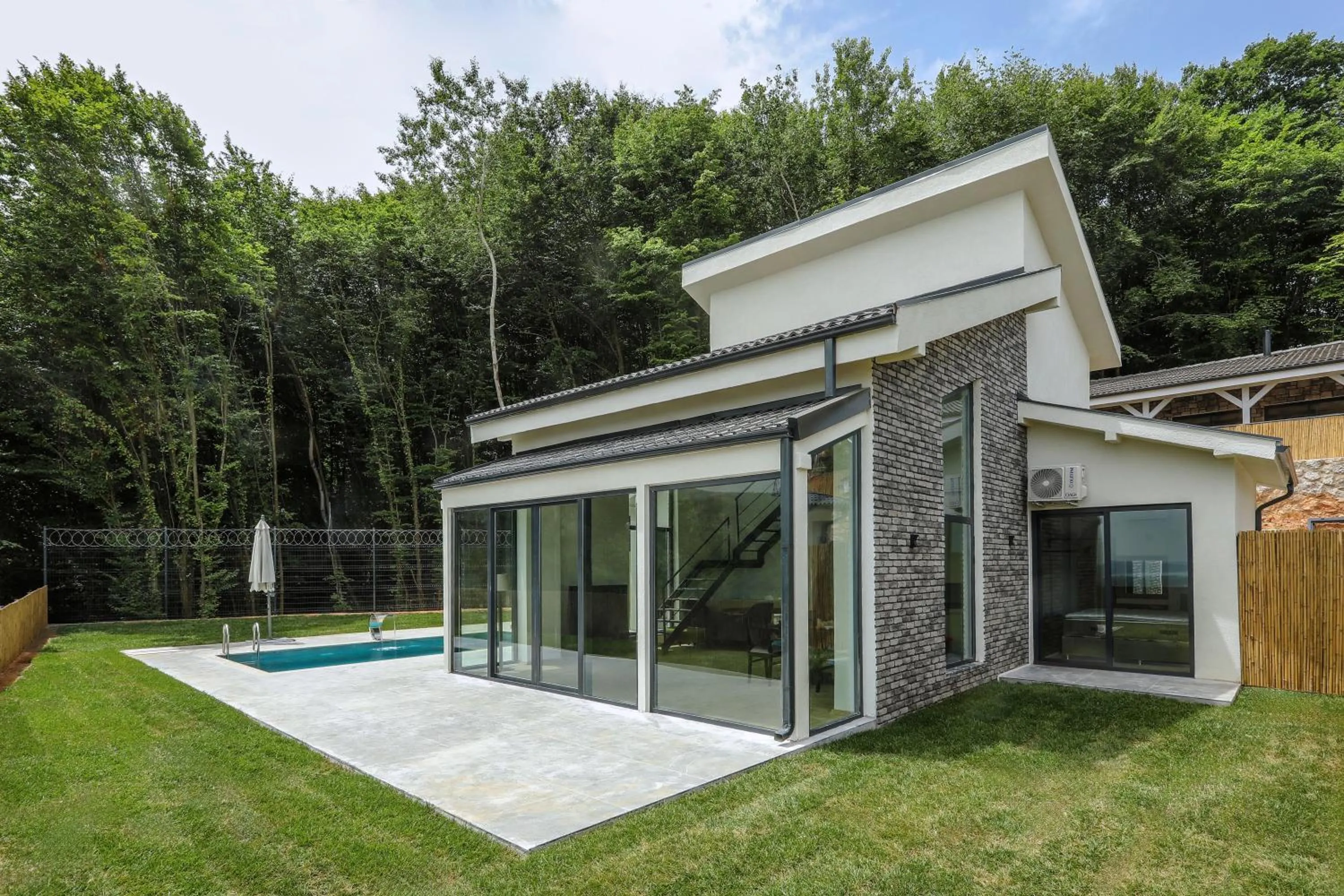 Swimming pool in New Balturk Villas Sapanca
