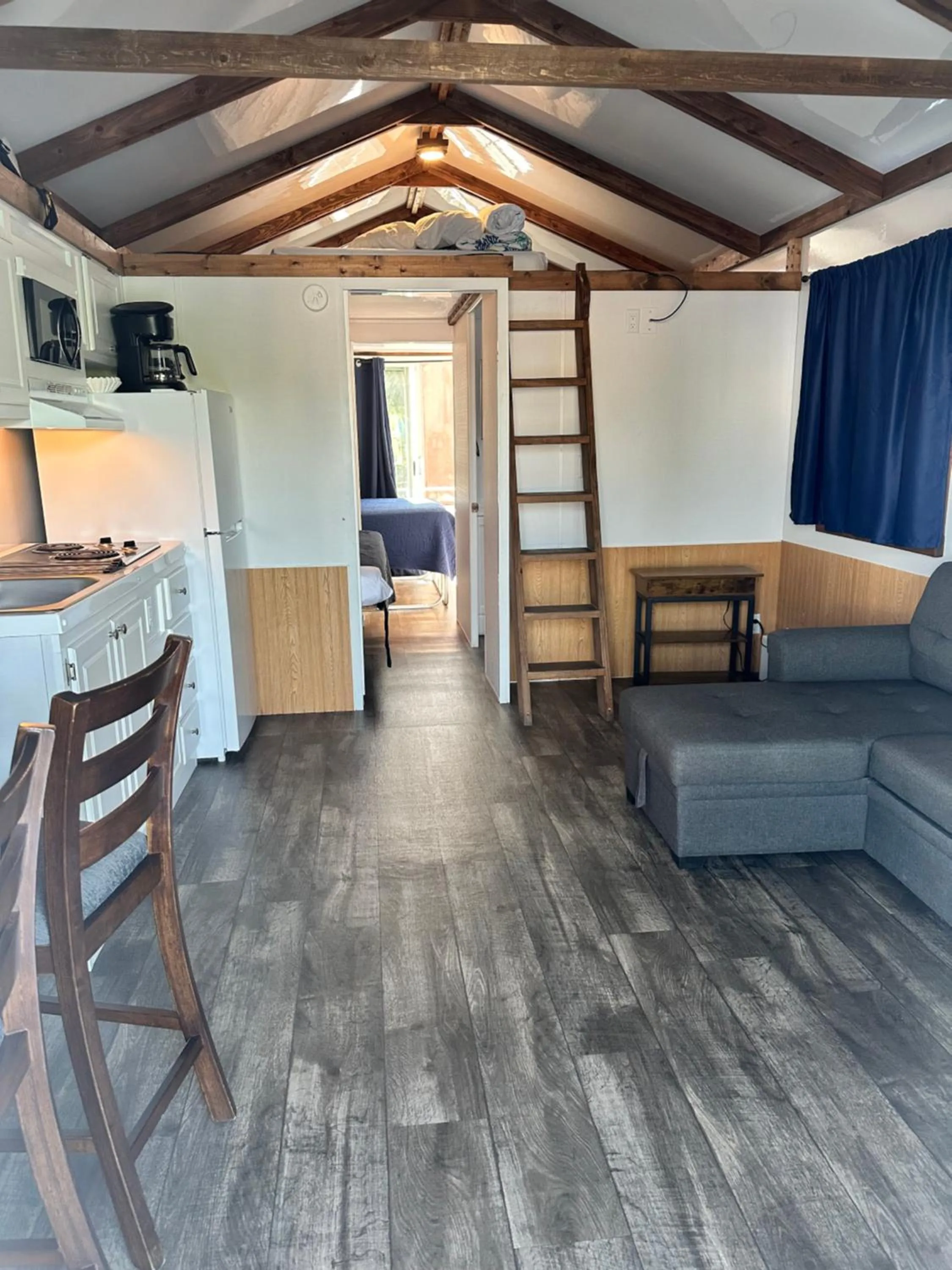 Living room in Aqua Lodges At Hurricane Hole Marina