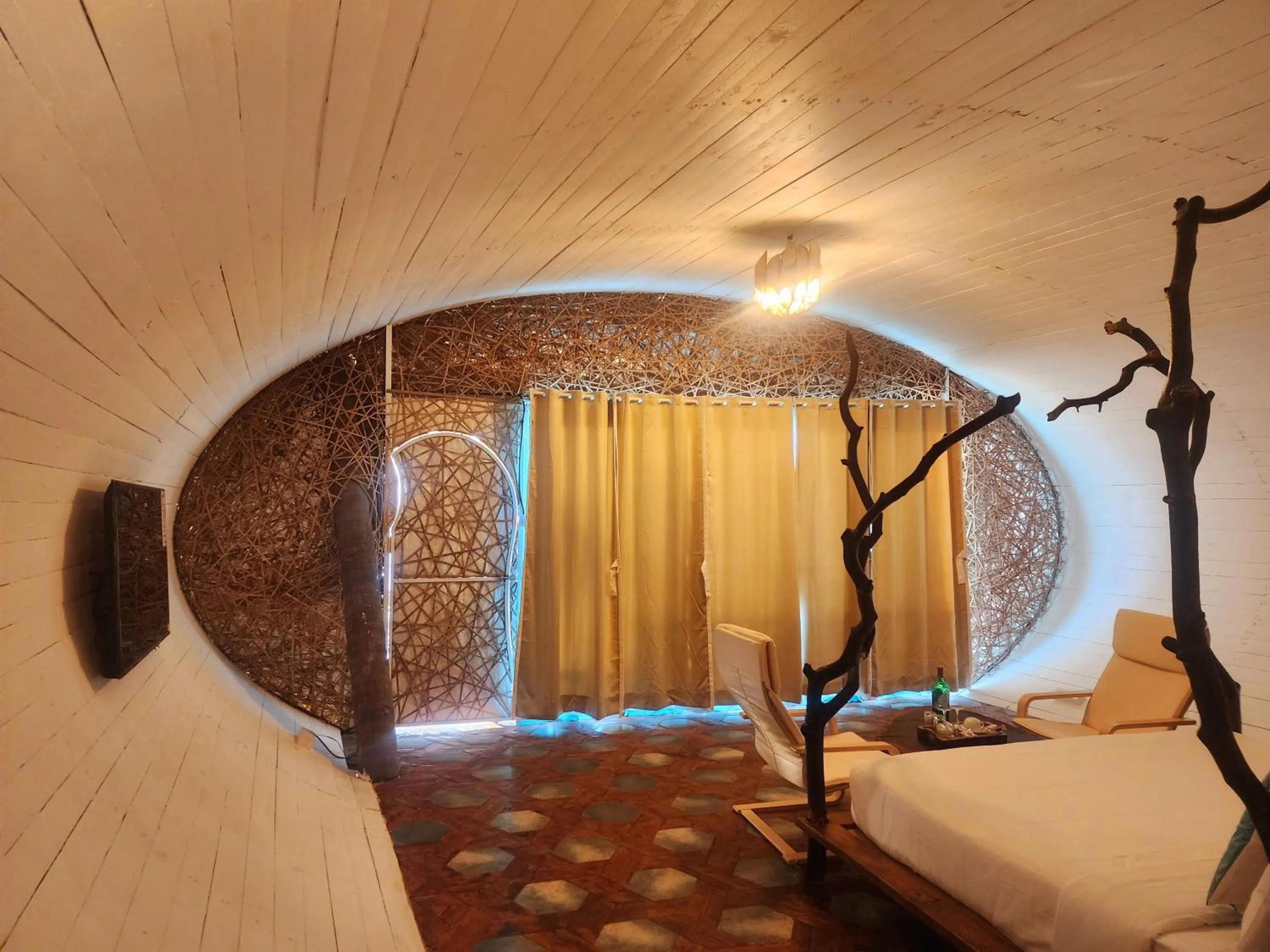 Photo of the whole room, Bed in Obrigado by Craftels