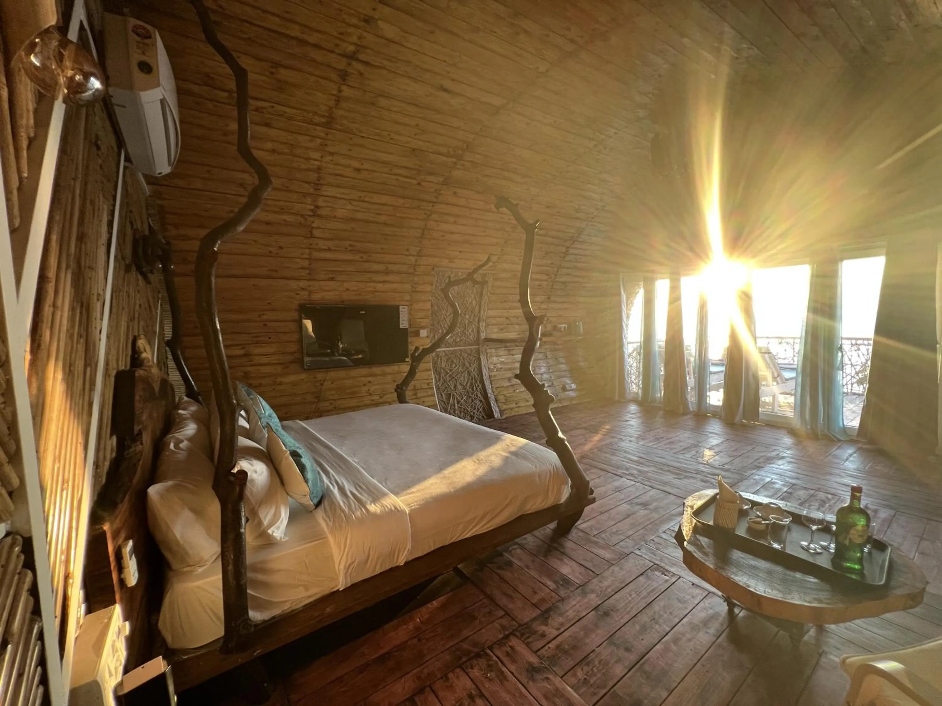 Photo of the whole room, Bed in Obrigado by Craftels