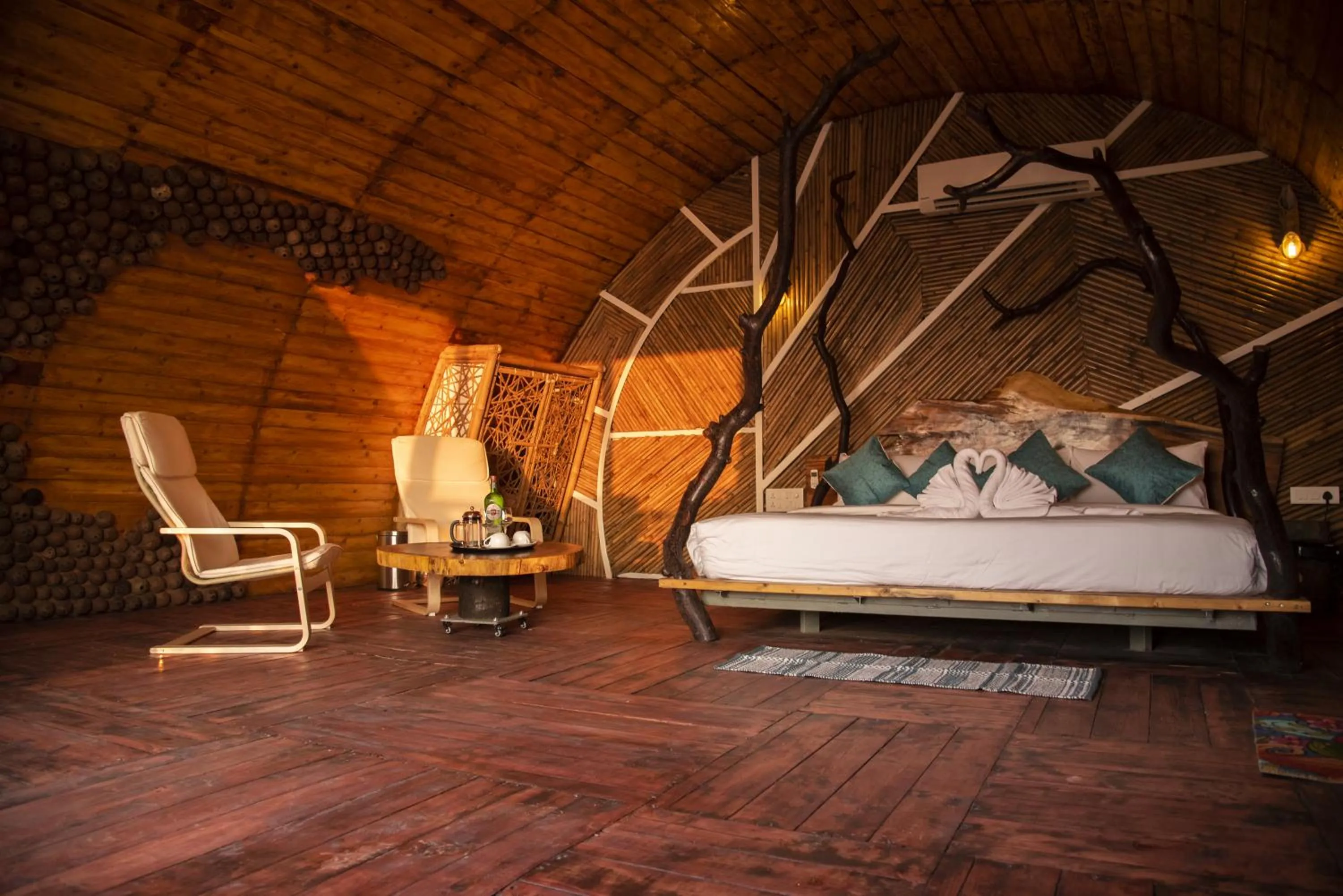 Photo of the whole room, Bed in Obrigado by Craftels