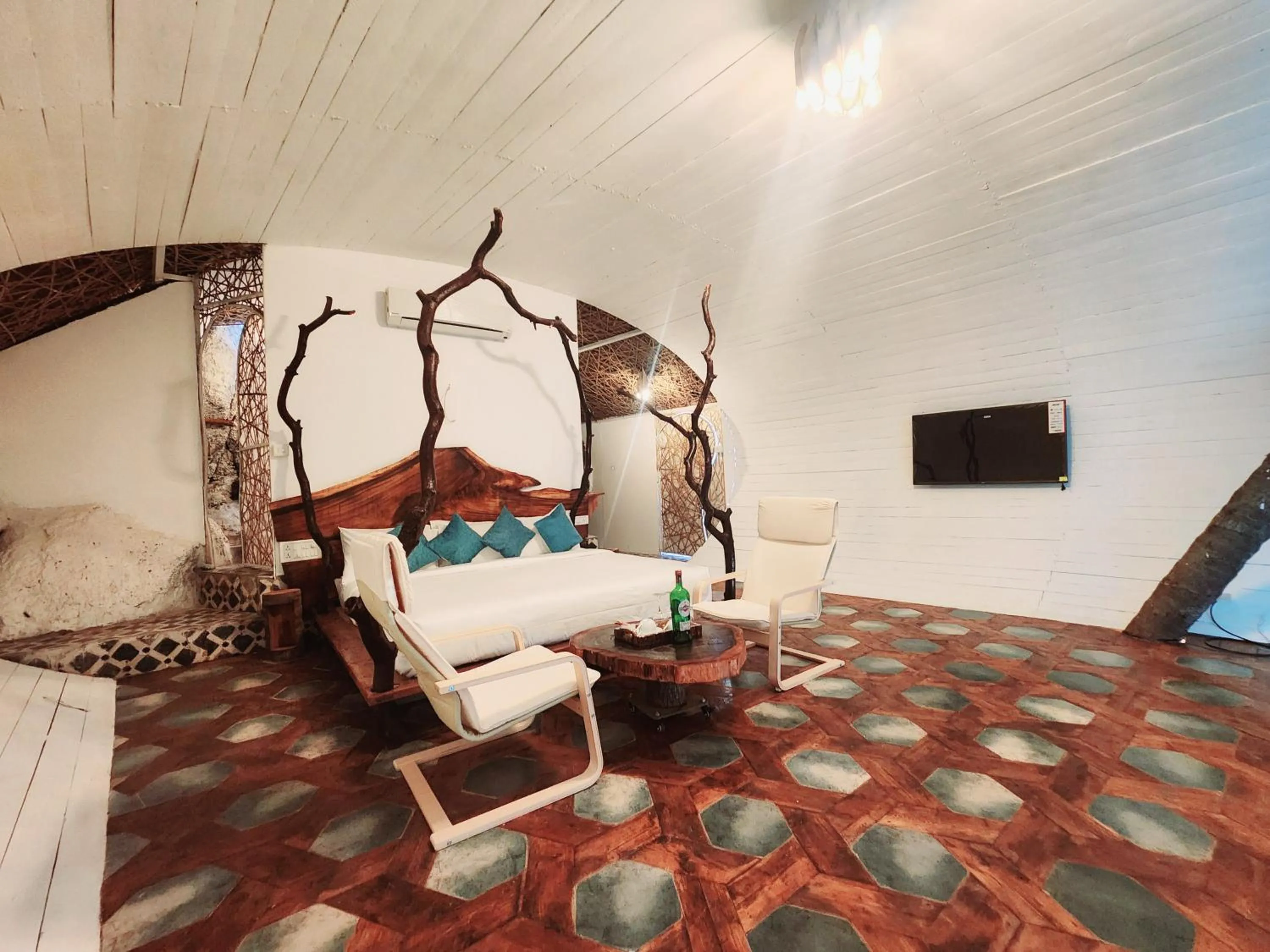 Photo of the whole room, Bed in Obrigado by Craftels