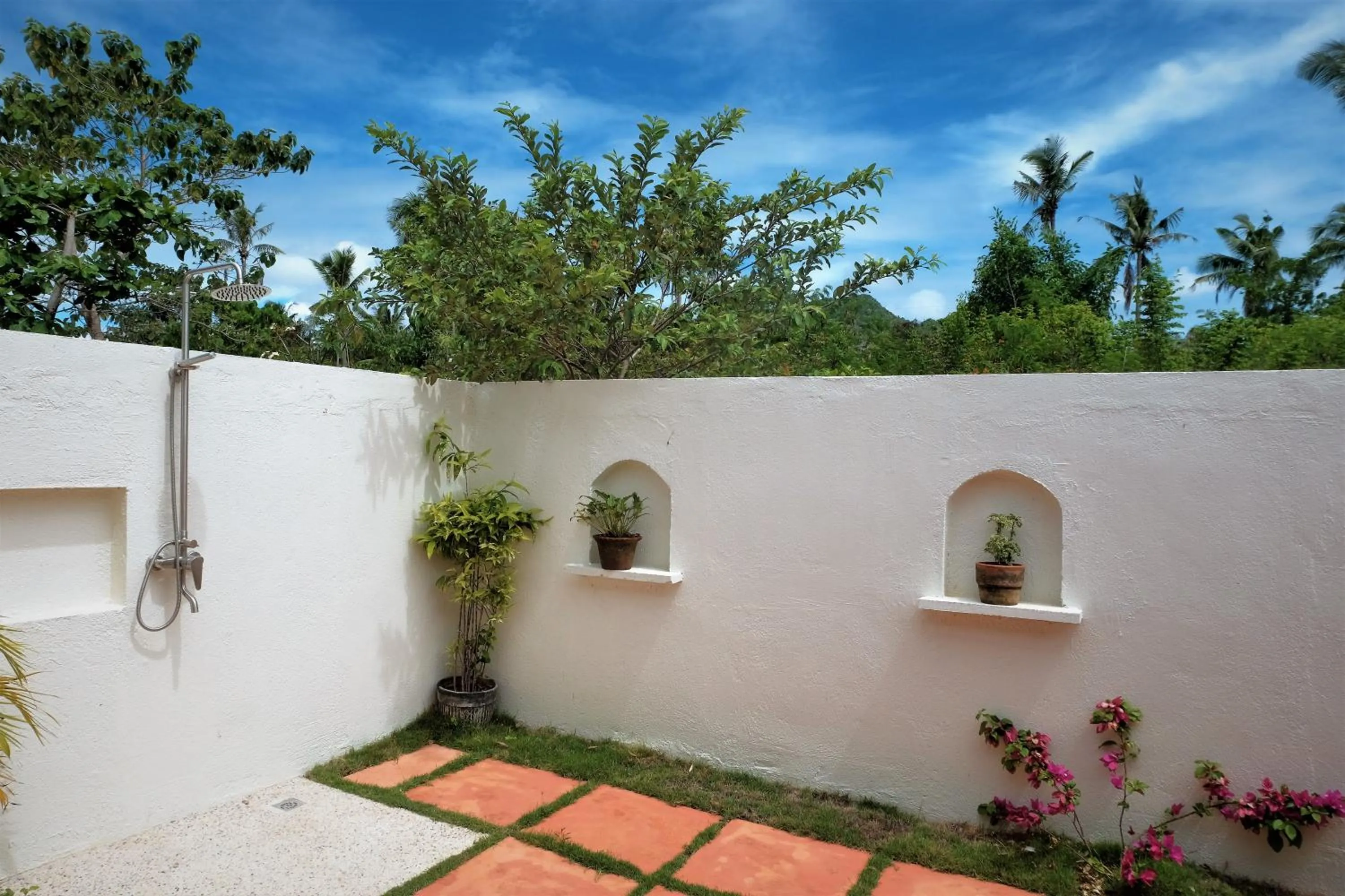 Inner courtyard view in Island View Beachfront Resort