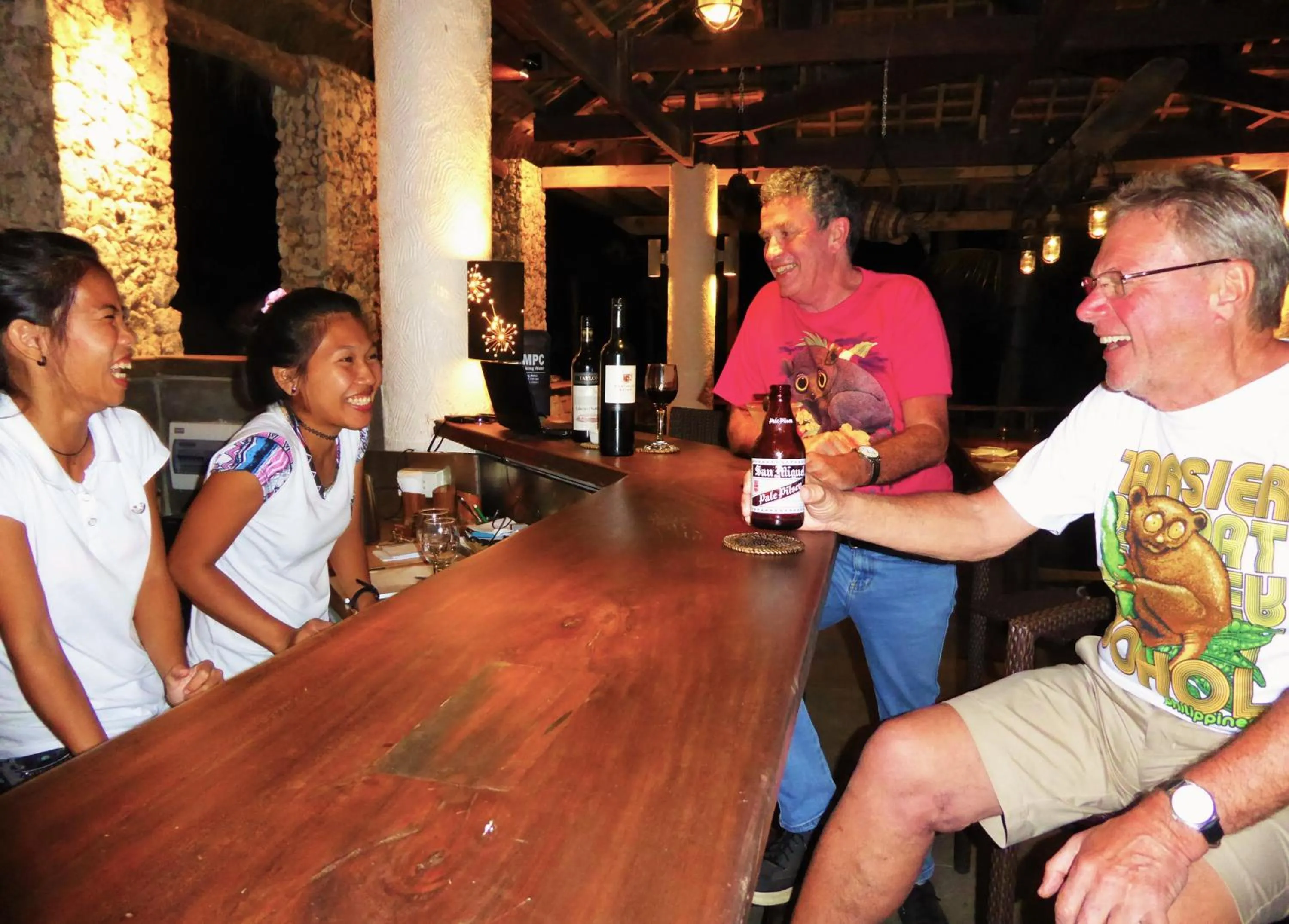 Lounge or bar in Island View Beachfront Resort