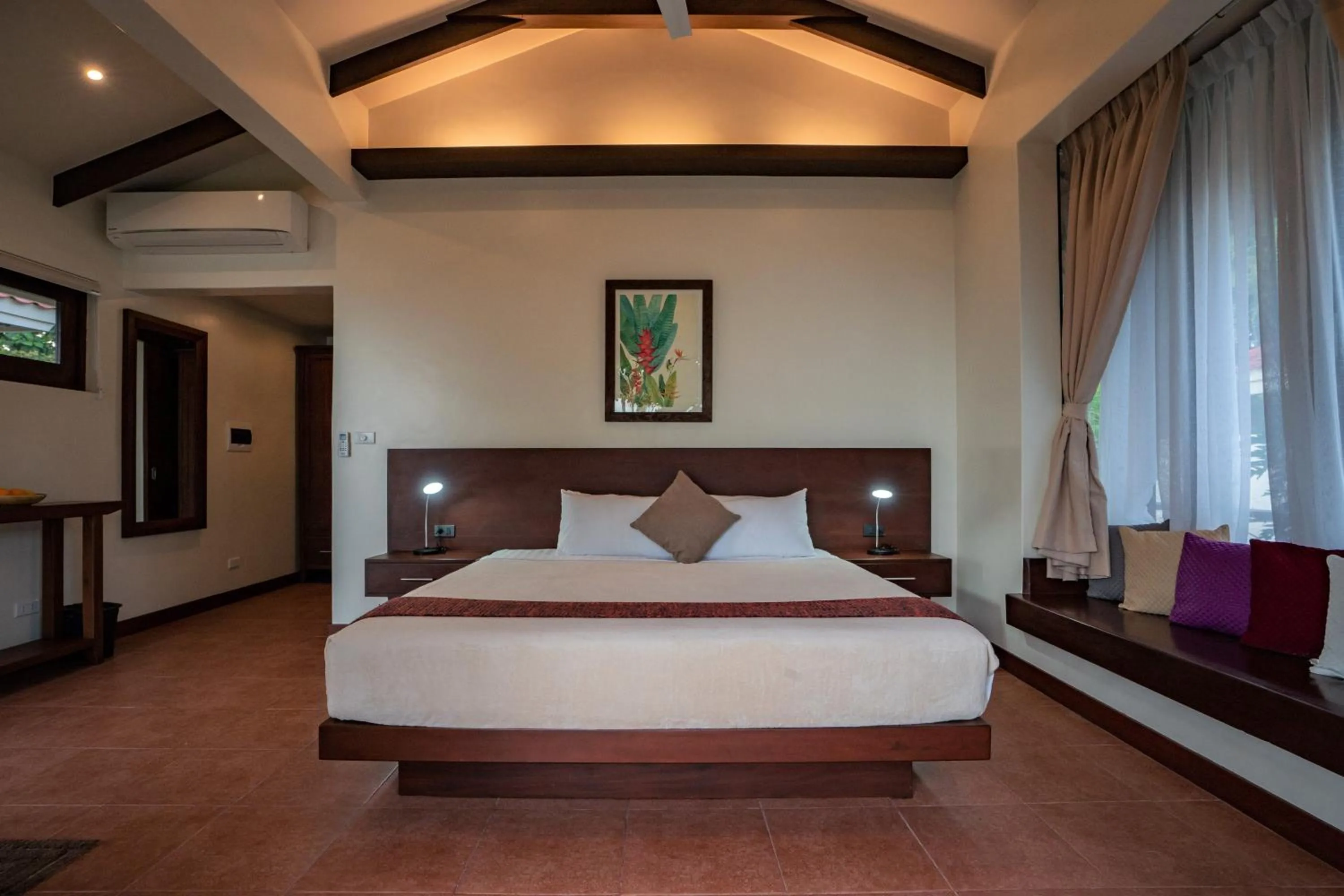 Bedroom, Bed in Island View Beachfront Resort