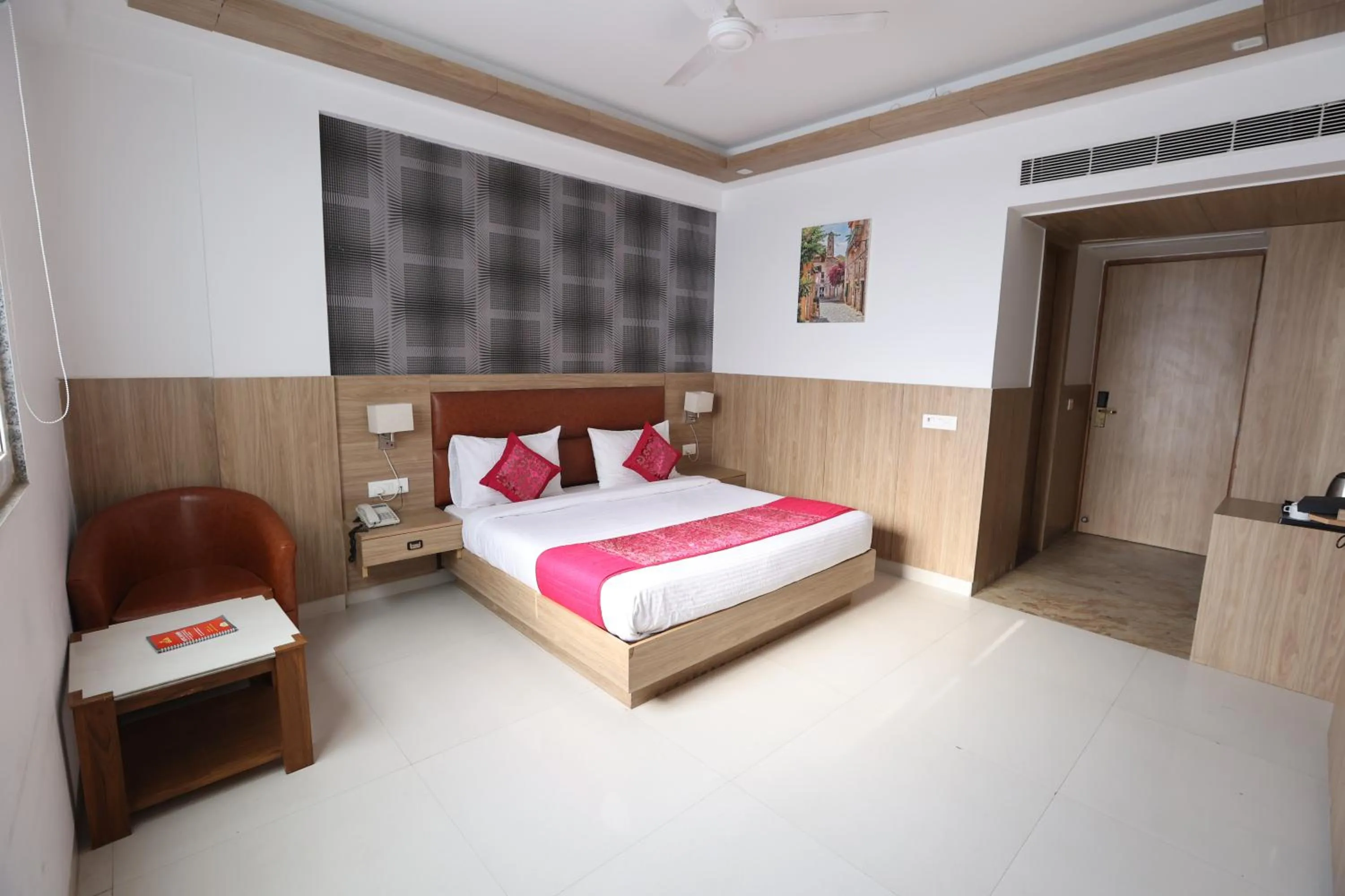 Bed in The Elevate Hotel Near Delhi Airport With- Free Airport PICKUP