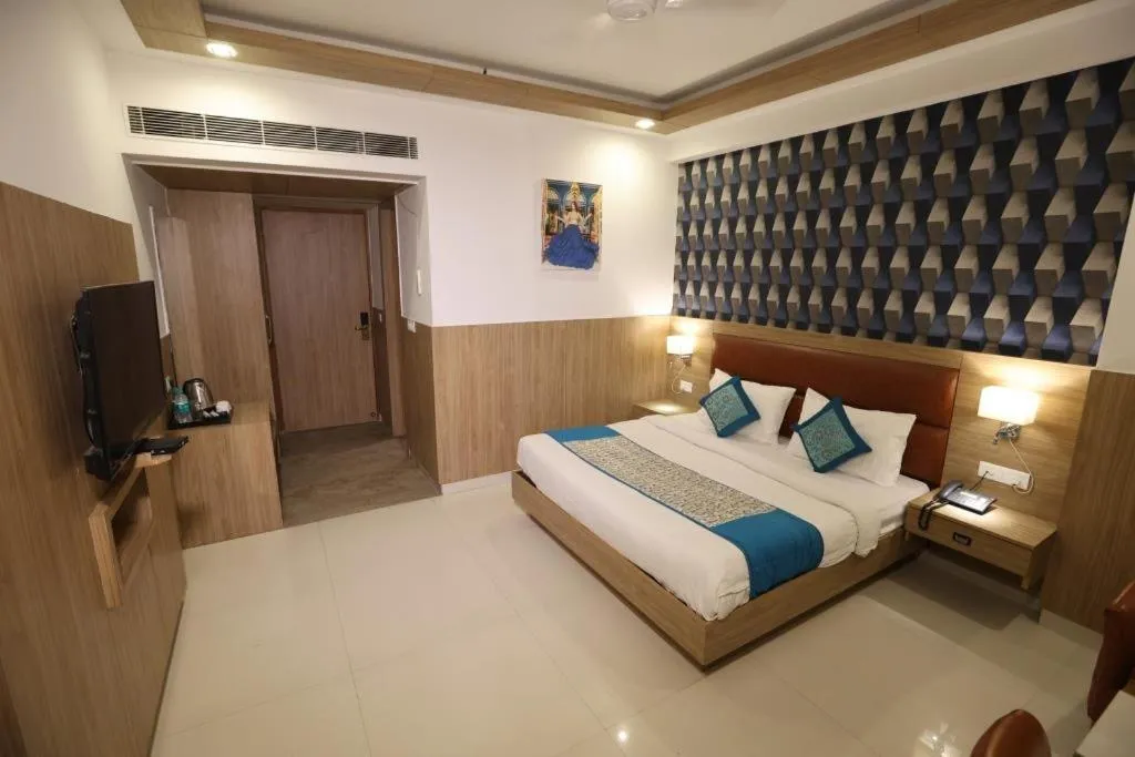 Bed in The Elevate Hotel Near Delhi Airport With- Free Airport PICKUP