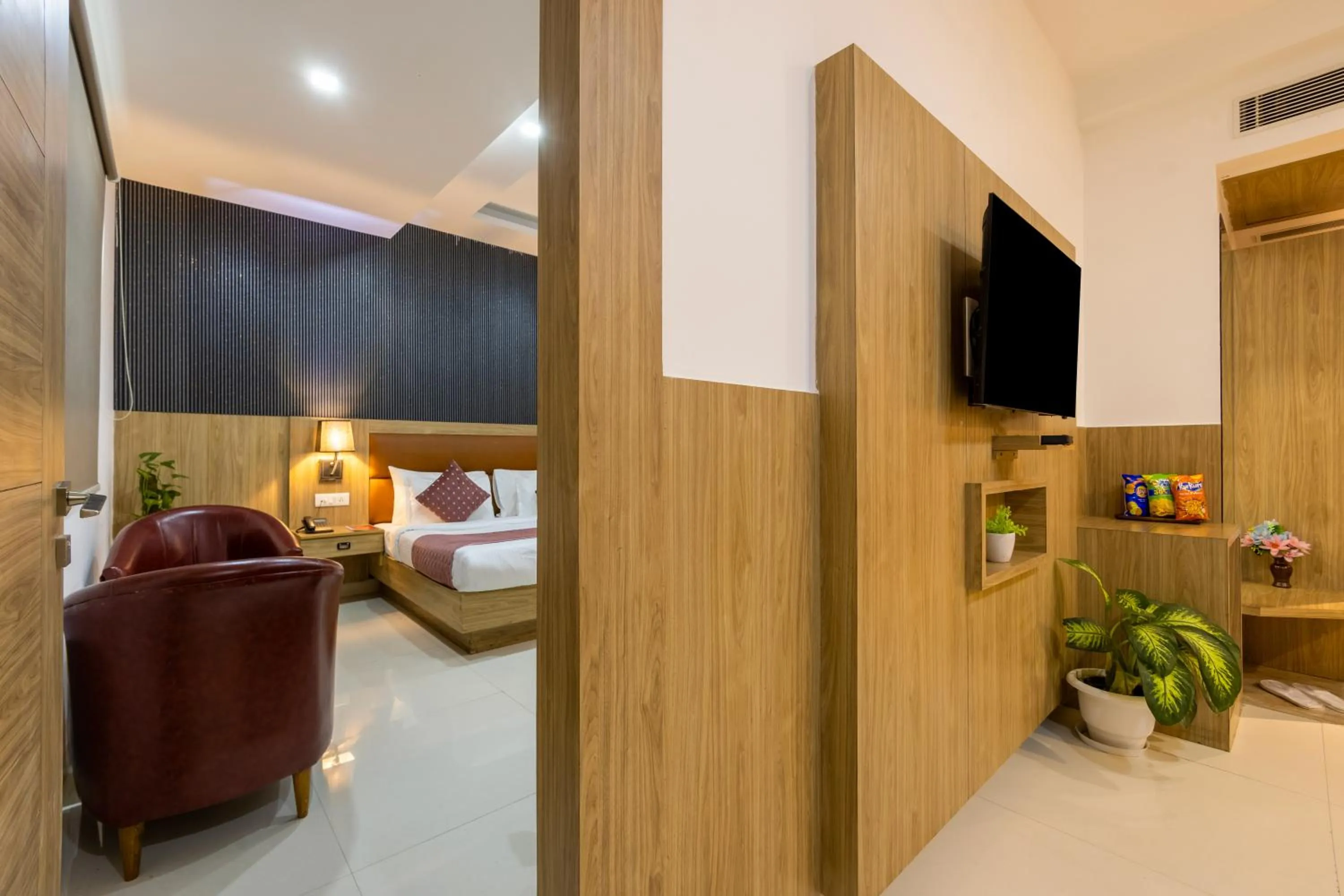 Bed in The Elevate Hotel Near Delhi Airport With- Free Airport PICKUP