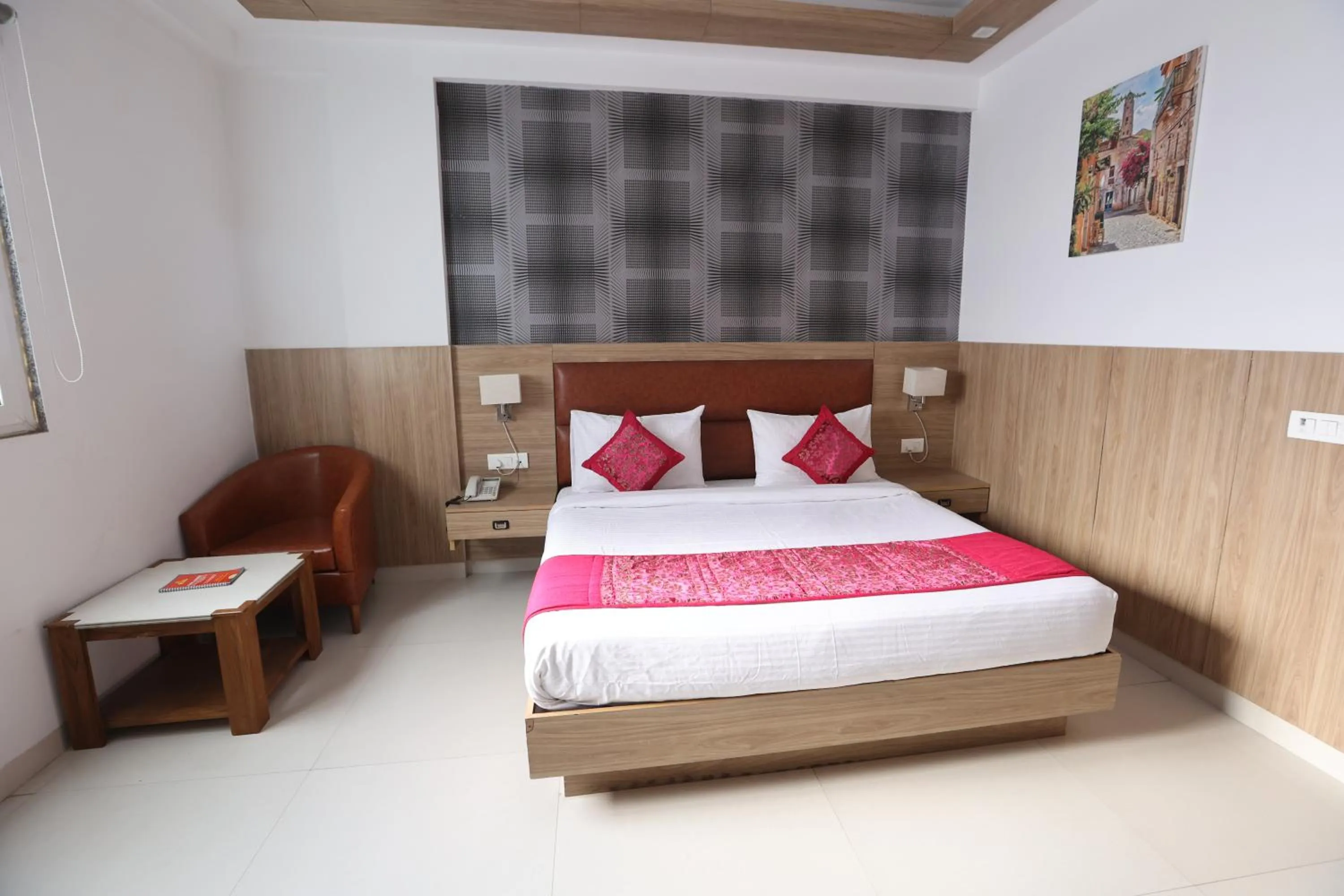 Bed in The Elevate Hotel Near Delhi Airport With- Free Airport PICKUP