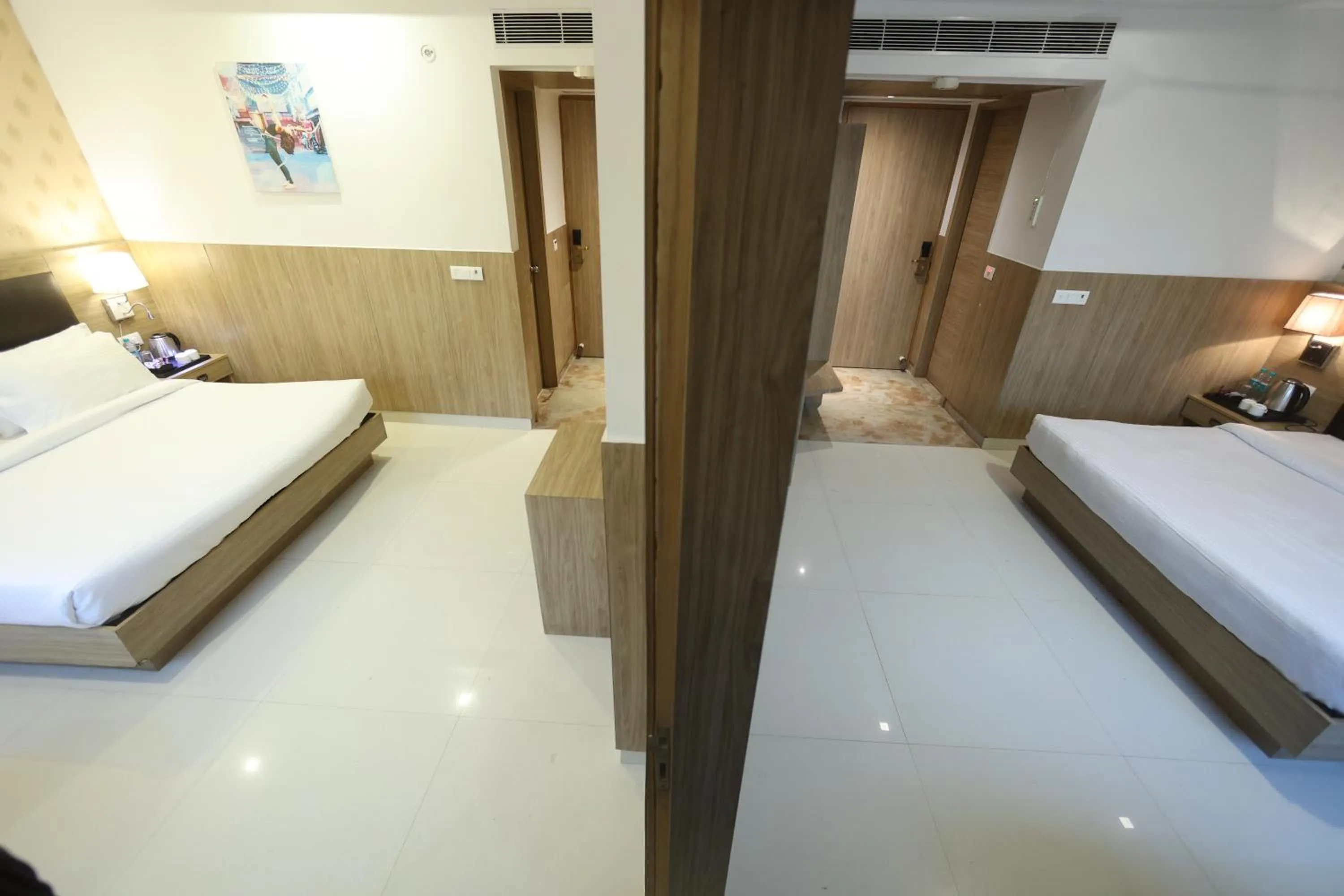 Bed in The Elevate Hotel Near Delhi Airport With- Free Airport PICKUP