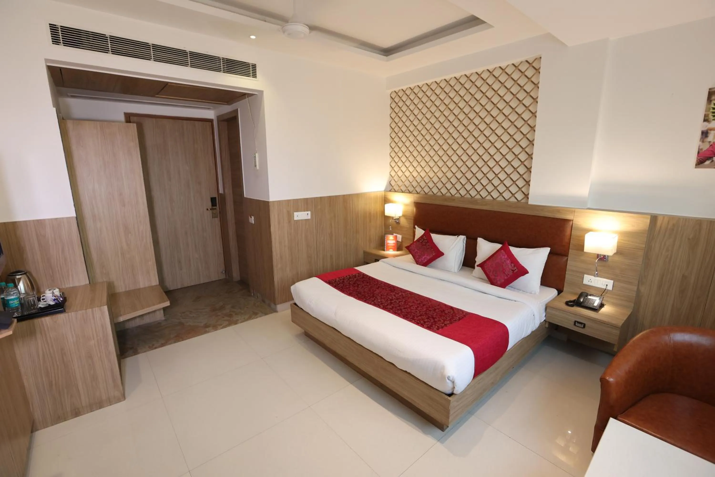 Bed in The Elevate Hotel Near Delhi Airport With- Free Airport PICKUP