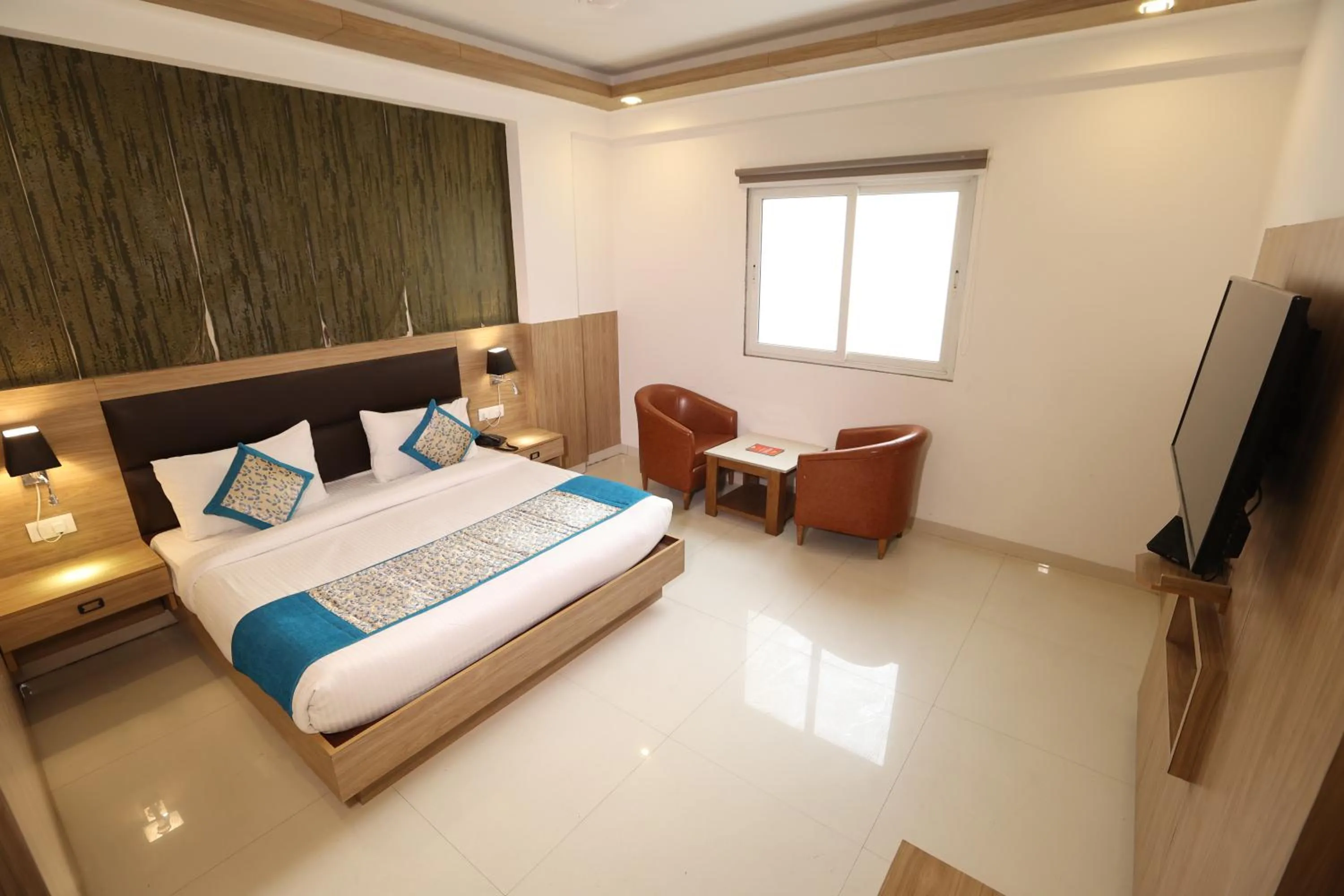 Bed in The Elevate Hotel Near Delhi Airport With- Free Airport PICKUP